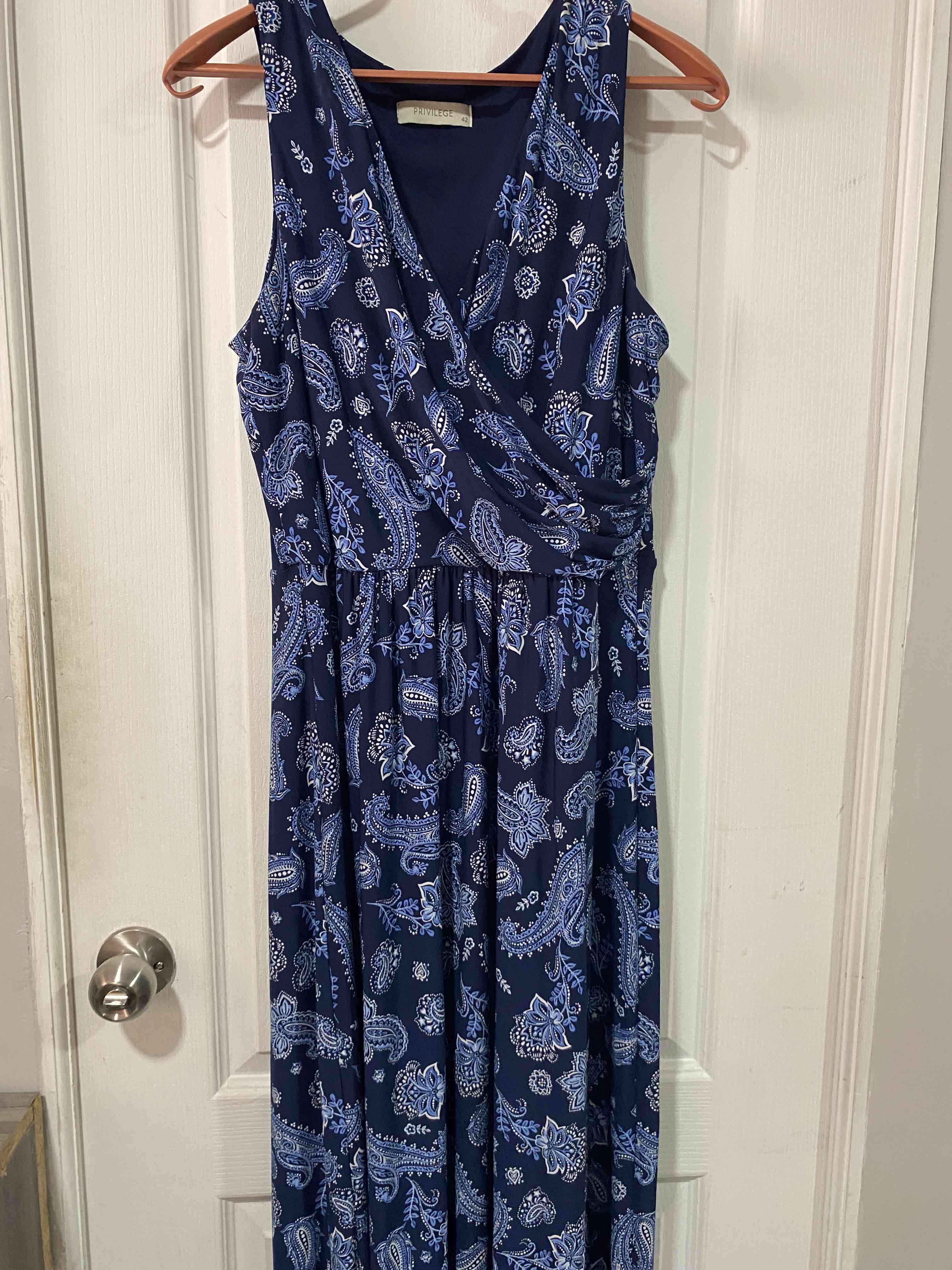 Vestido azul con estampado - 1