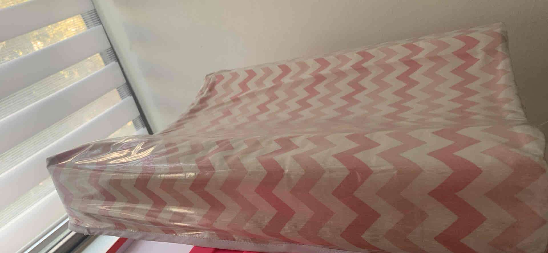 Mudador con diseño zigzag rosa - 2