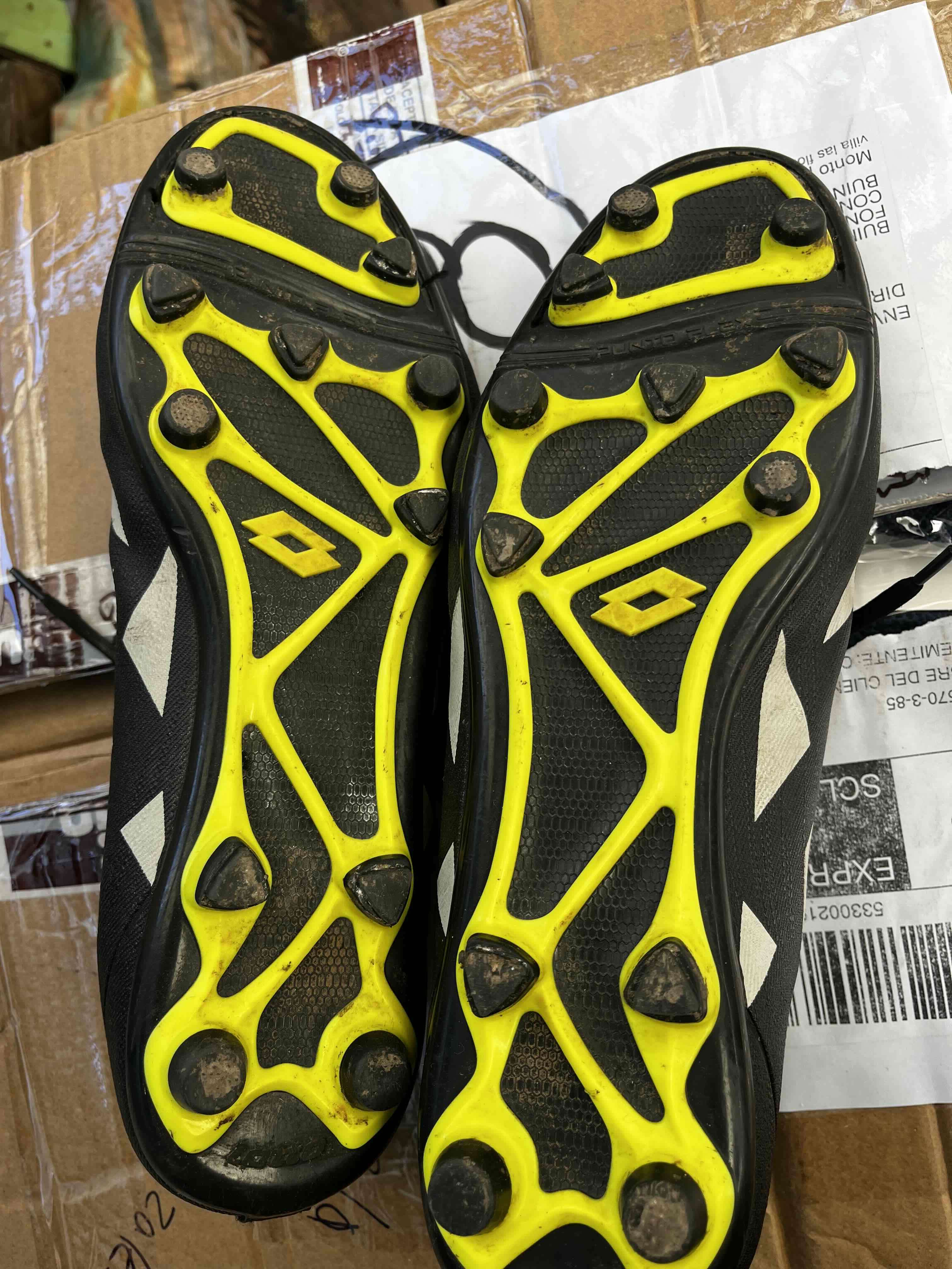 Zapatillas de fútbol negras con amarillo - miniatura 2