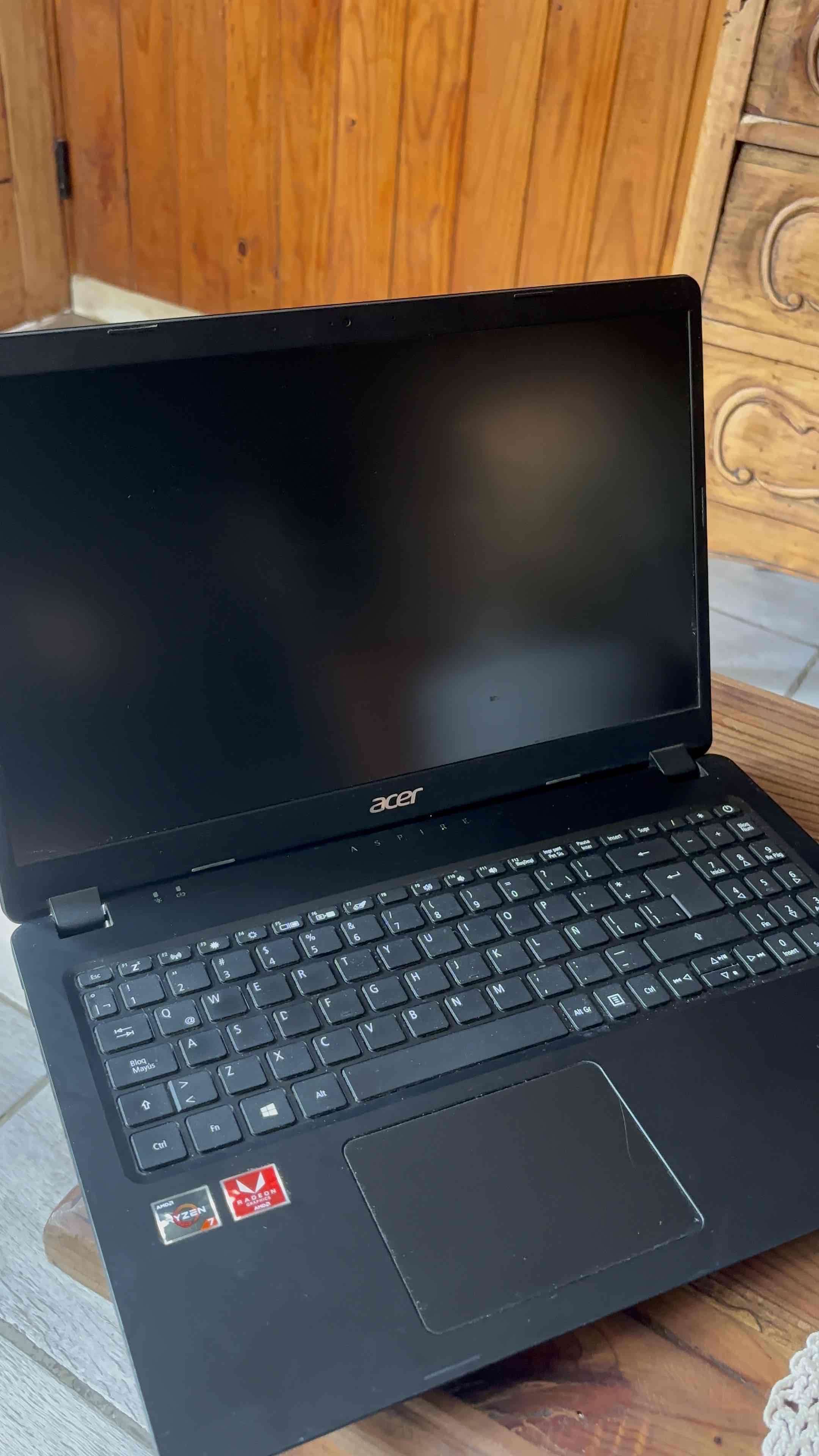 Laptop Acer Ryzen 5 negra - miniatura 1
