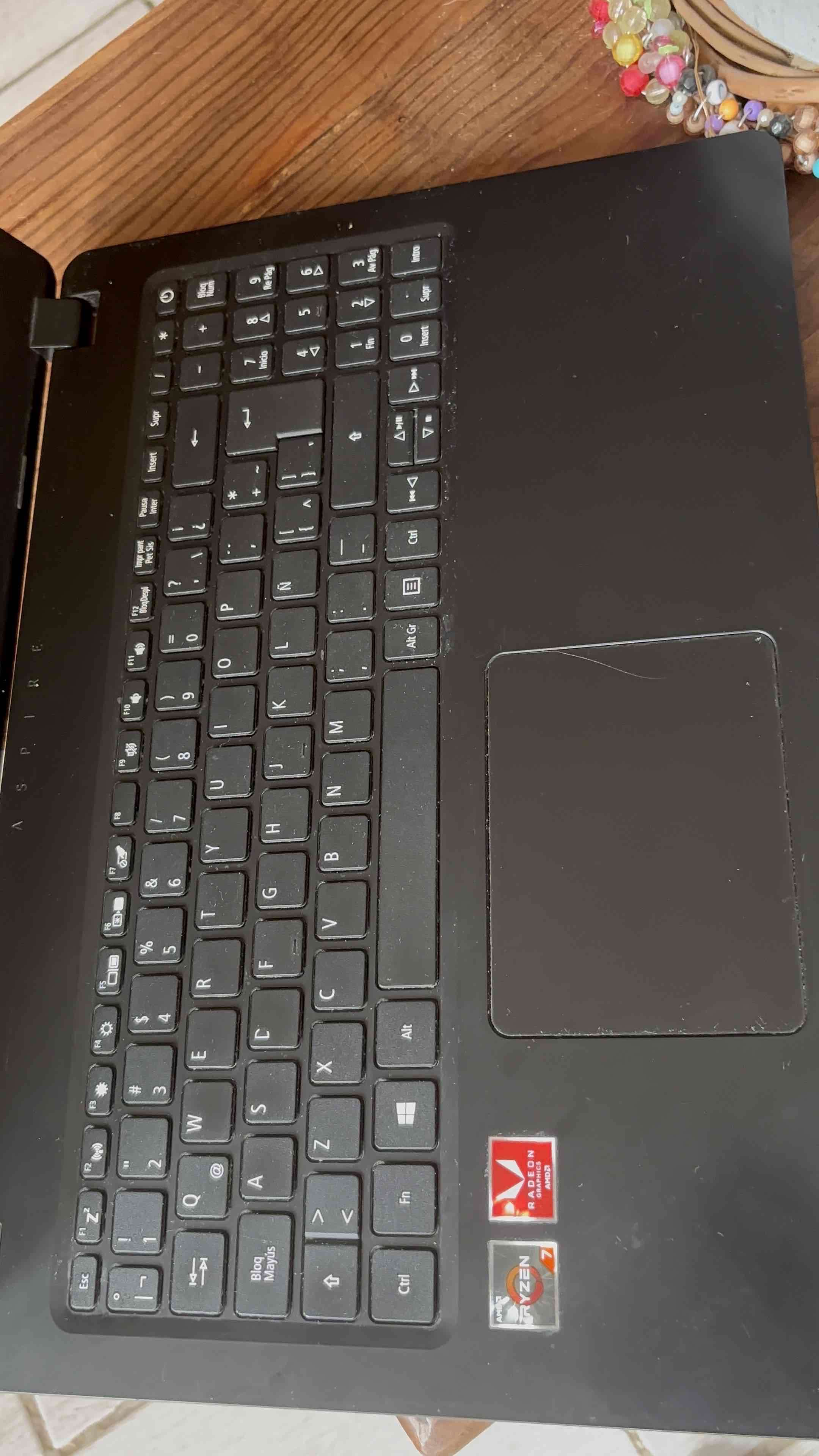 Laptop Acer Ryzen 5 negra - miniatura 2