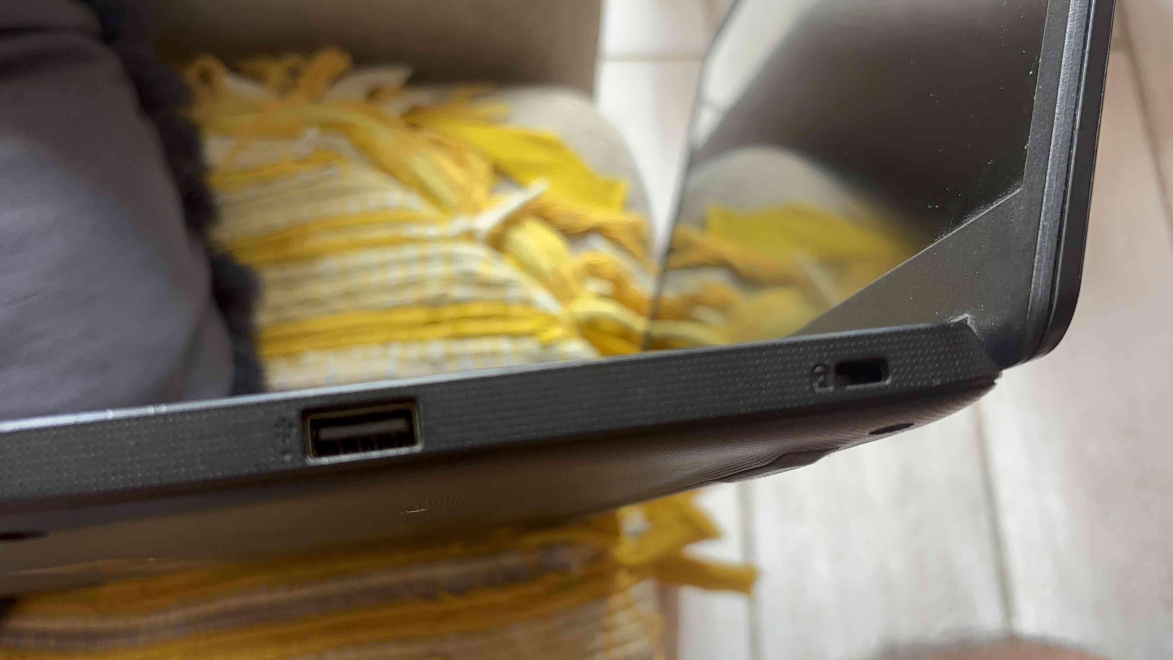 Laptop Acer Ryzen 5 negra - miniatura 3