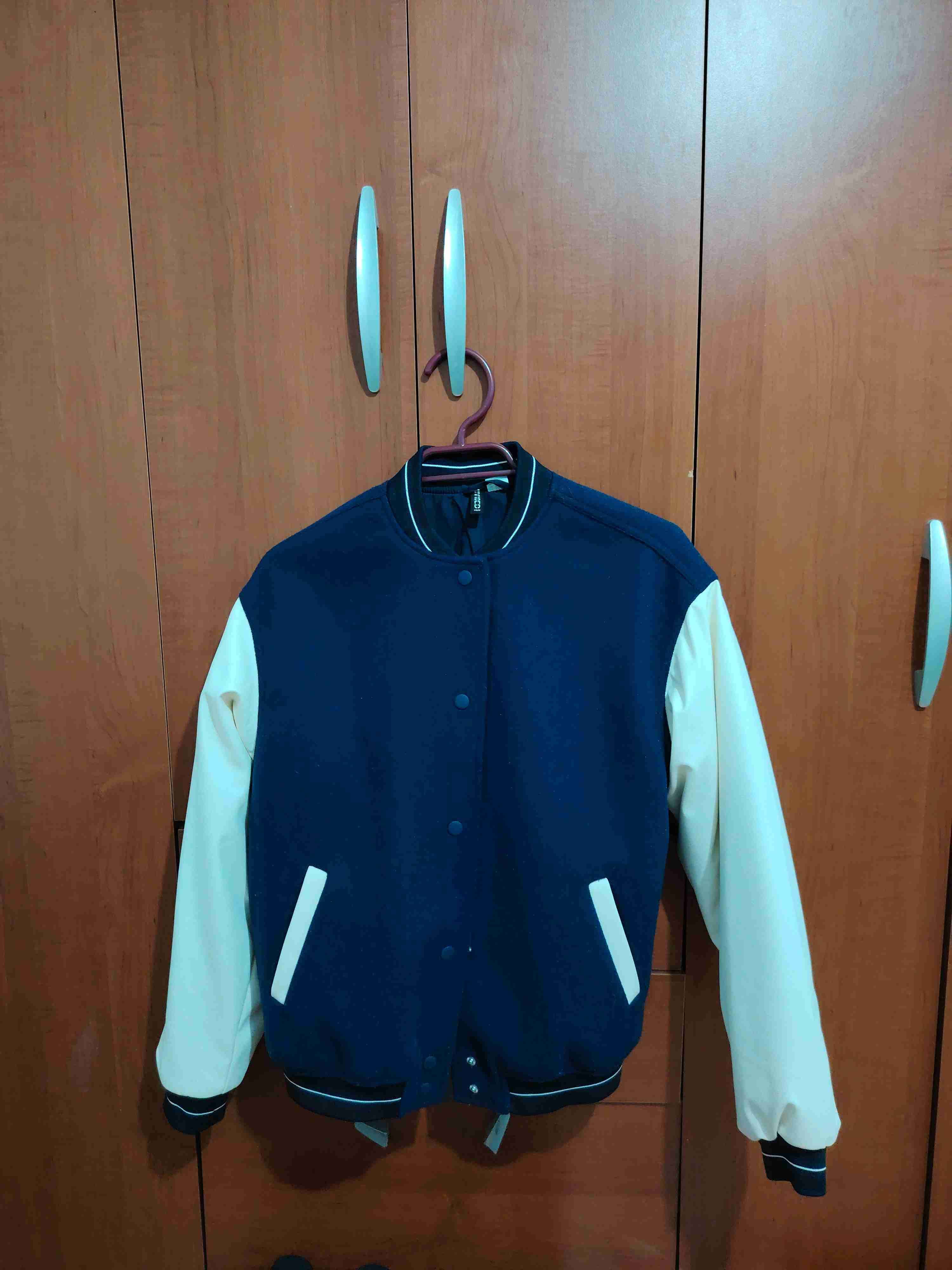 Chaqueta bomber azul y blanca - miniatura 1