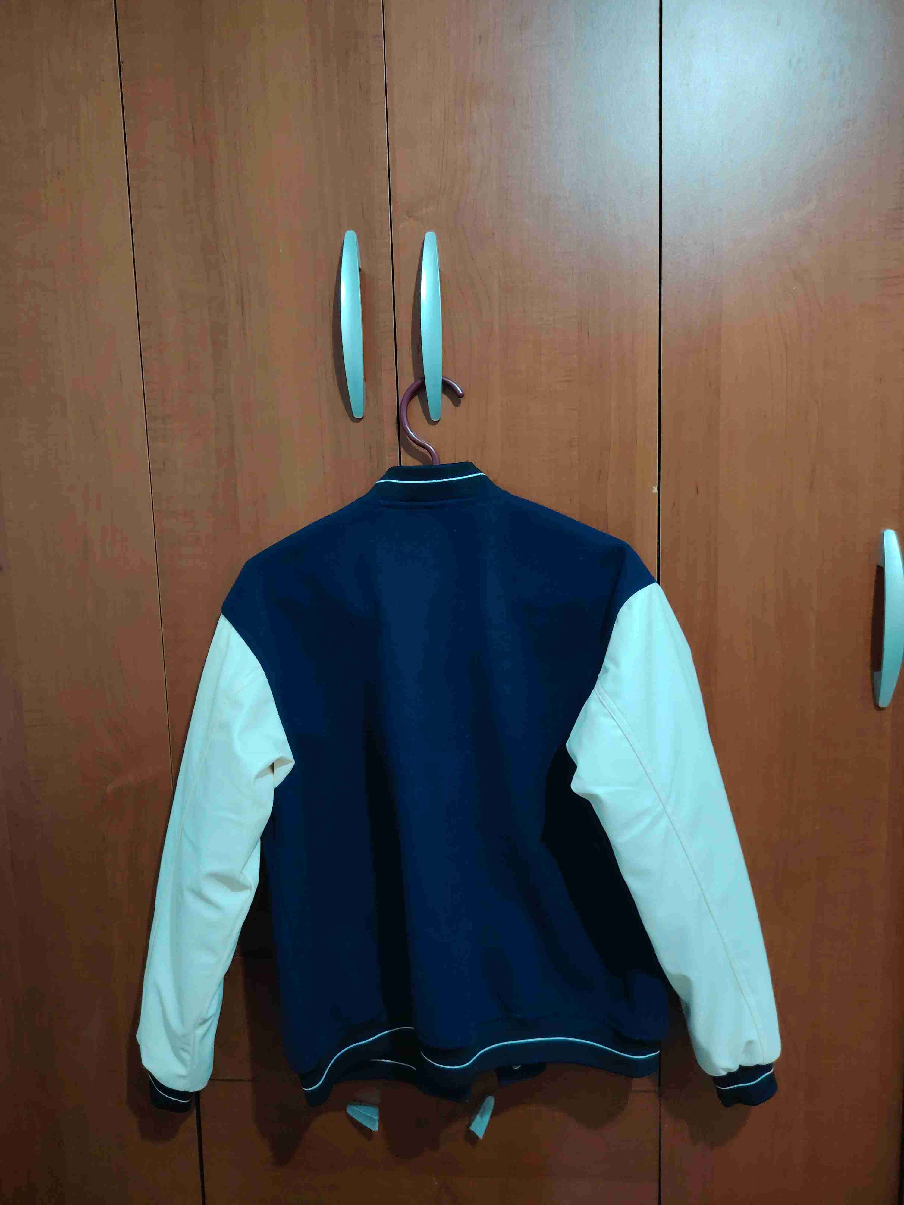 Chaqueta bomber azul y blanca - miniatura 2