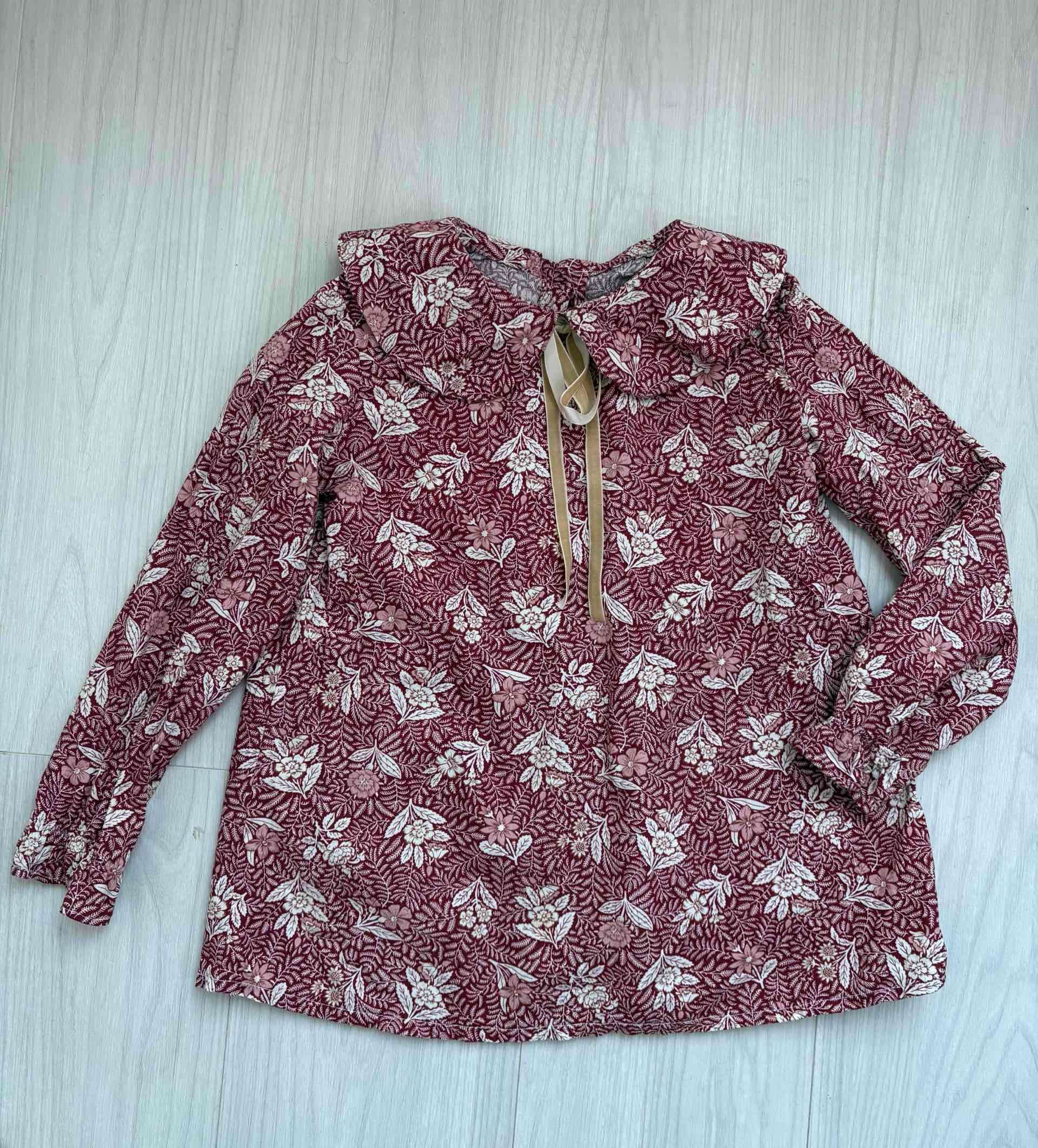 Blusa floreada color borgoña