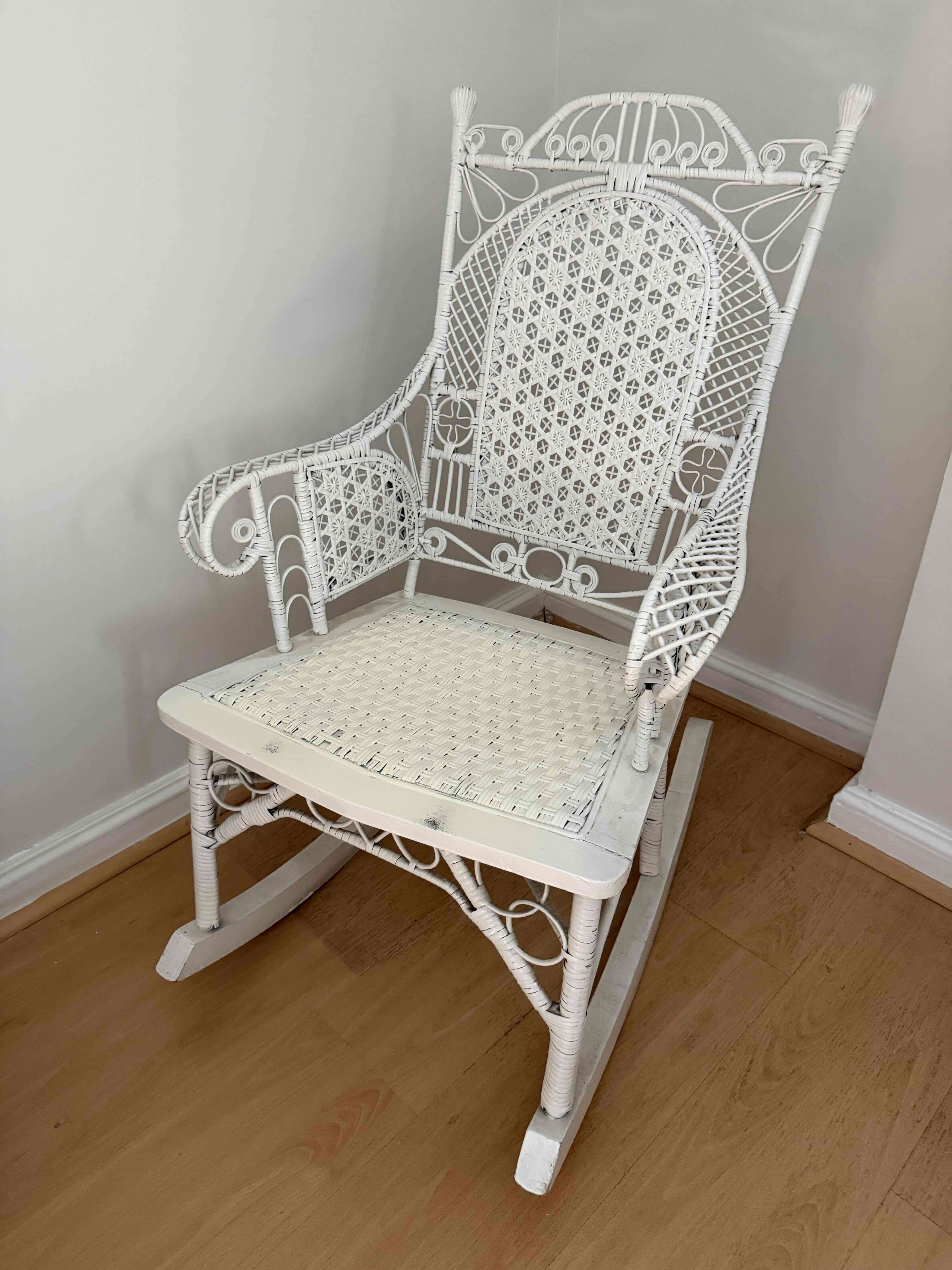 Silla mecedora de mimbre blanca - 1