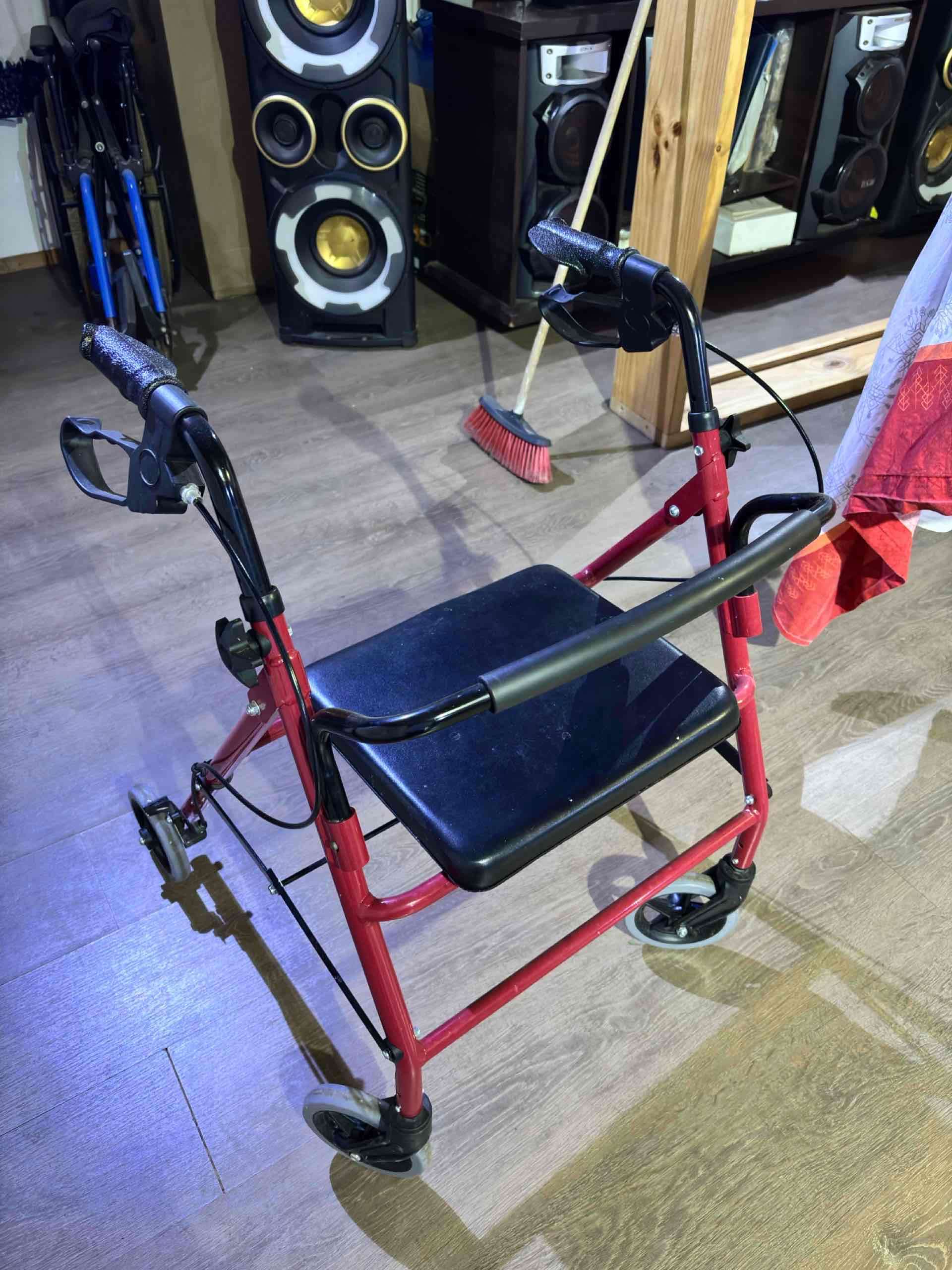 Andador rojo con asiento - 1