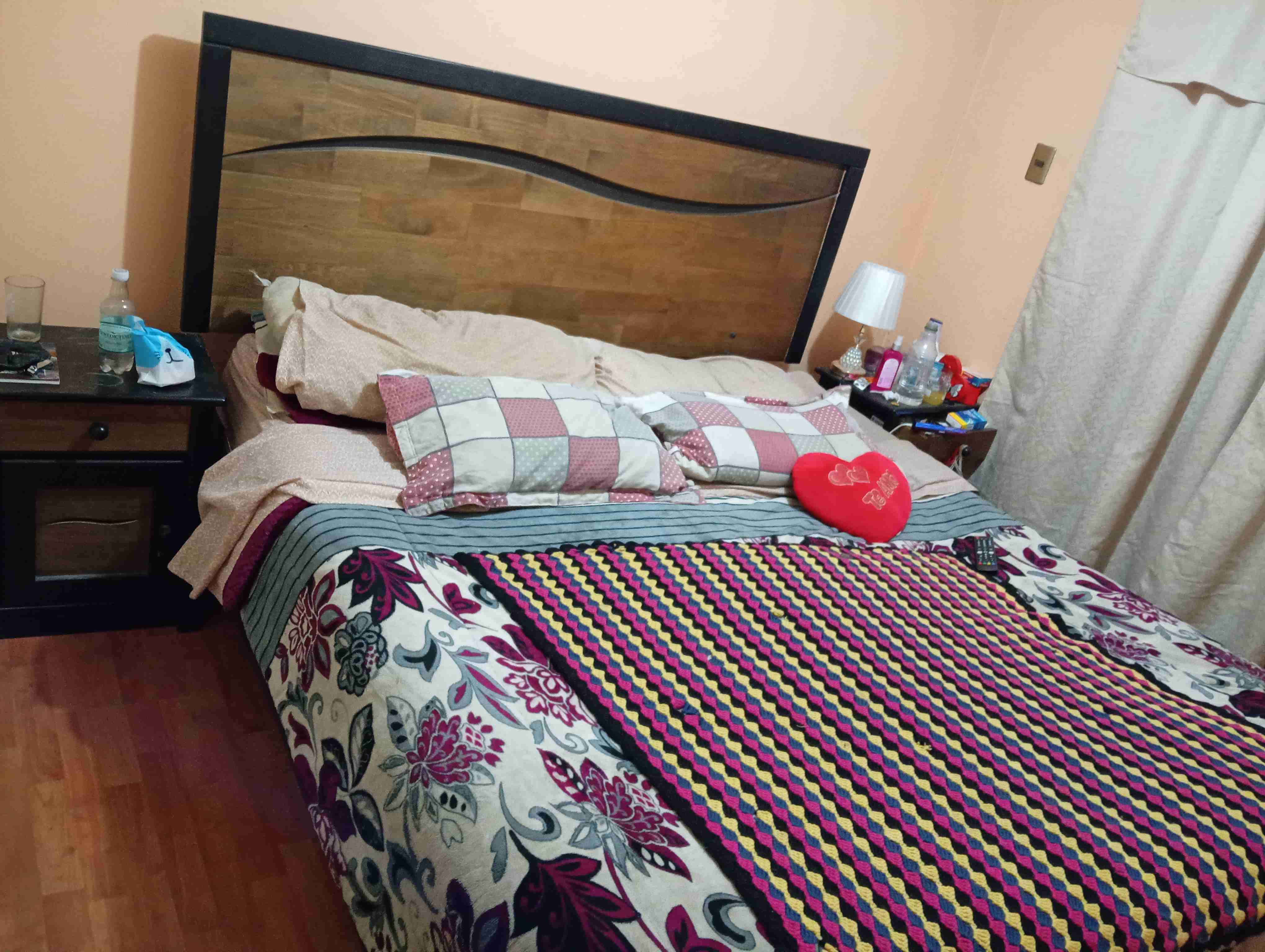 Cama matrimonial king con respaldo de madera