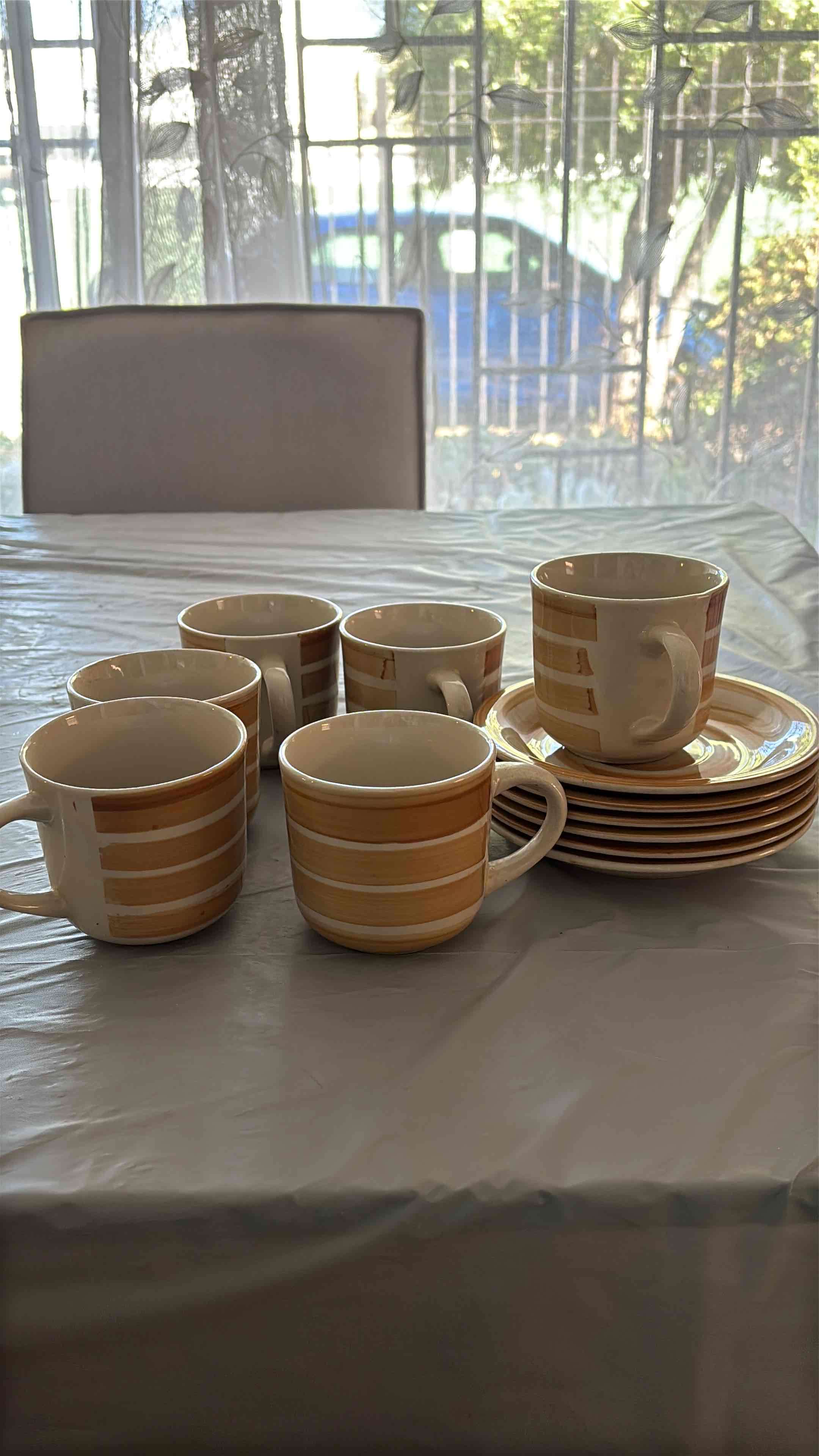 Juego de tazas y platos