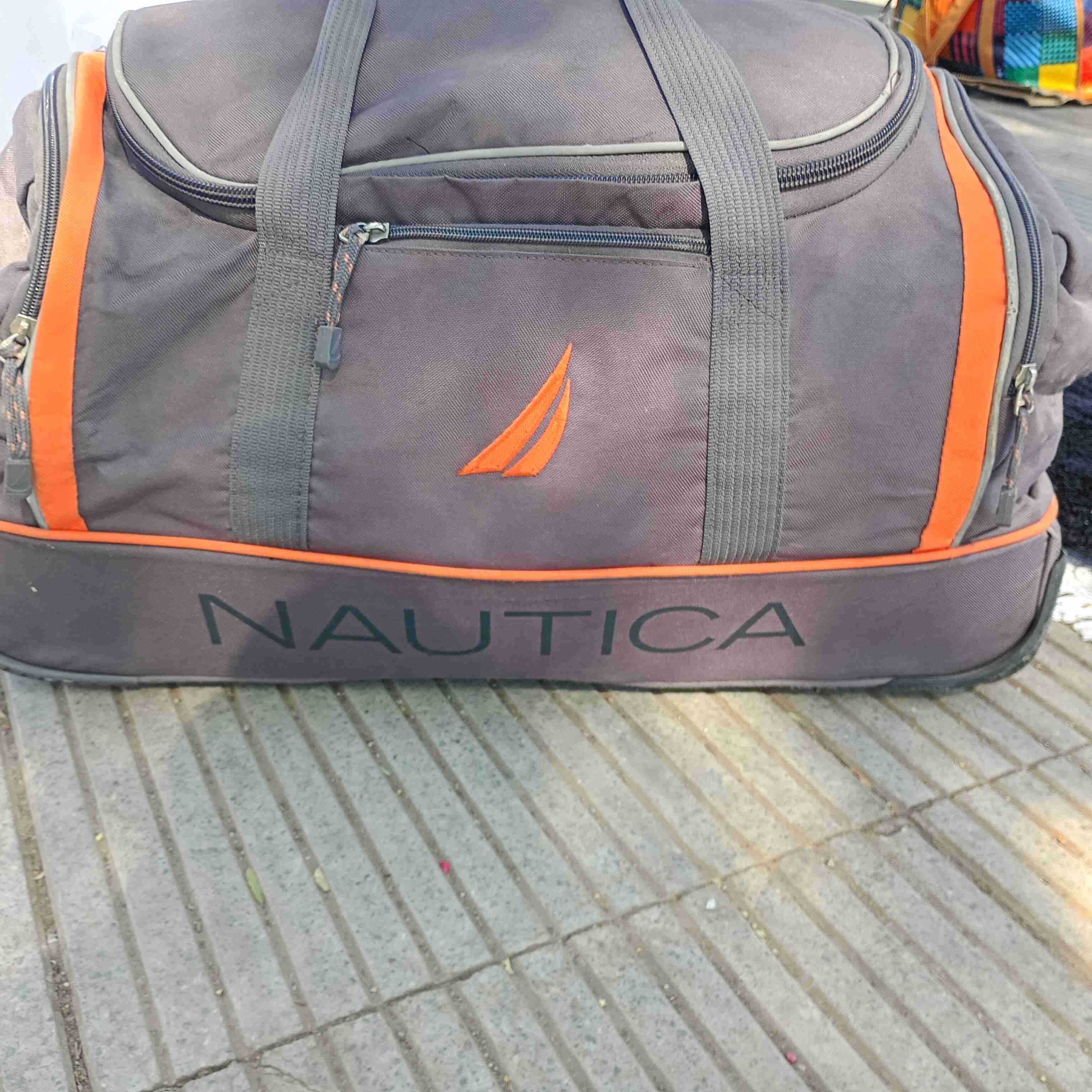 Bolso deportivo Nautica gris y naranjo - miniatura 1