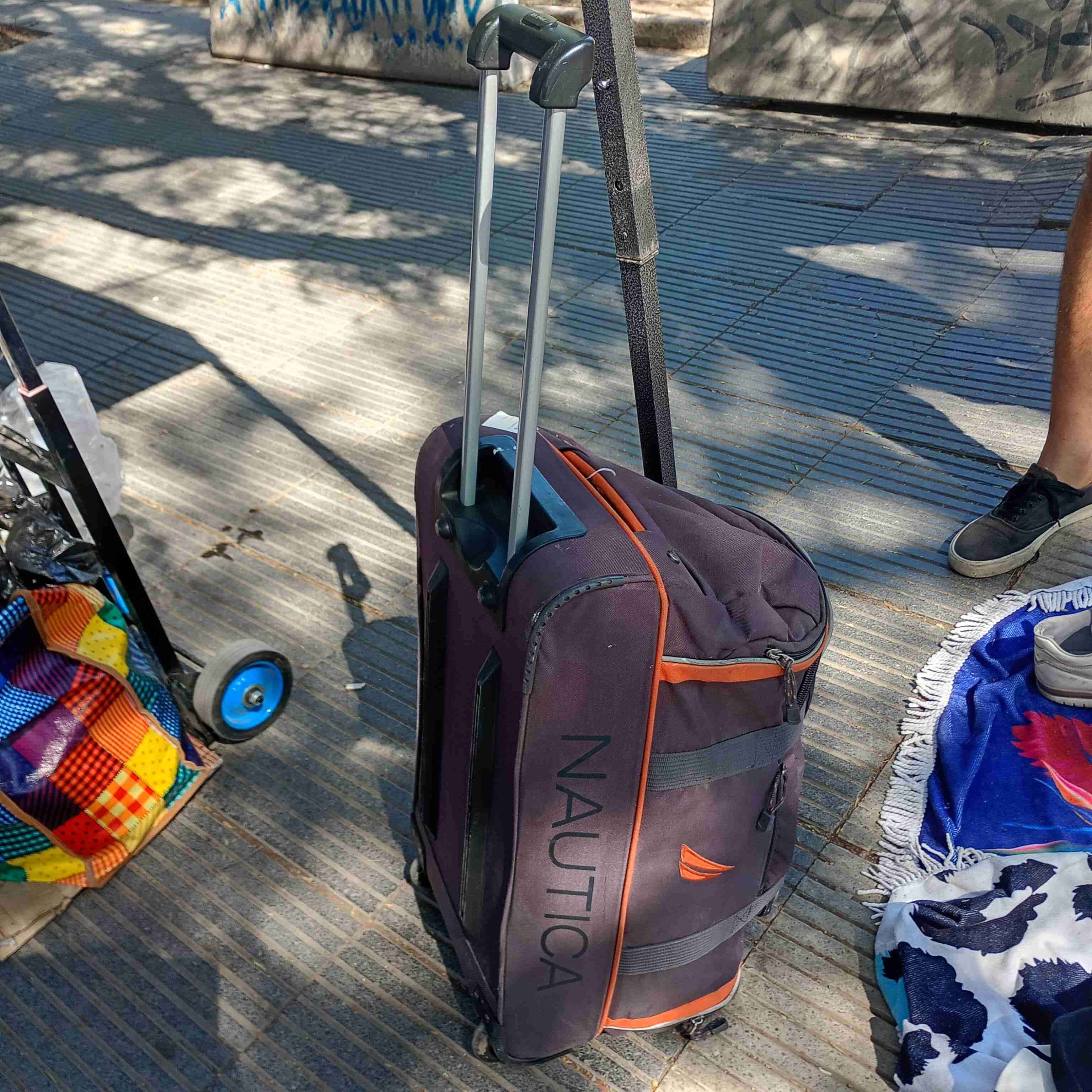 Bolso deportivo Nautica gris y naranjo - miniatura 2