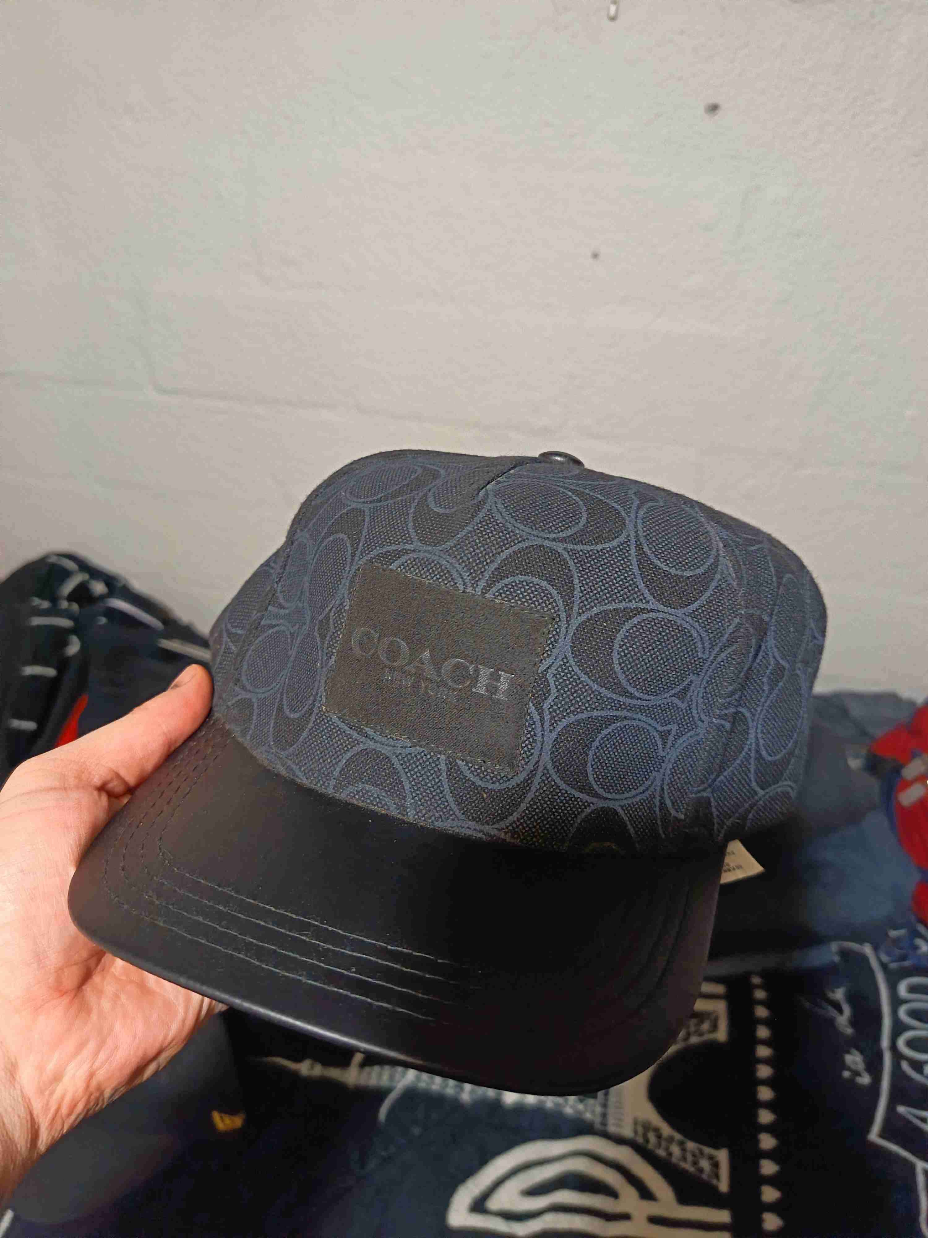 Gorra Coach azul con logo