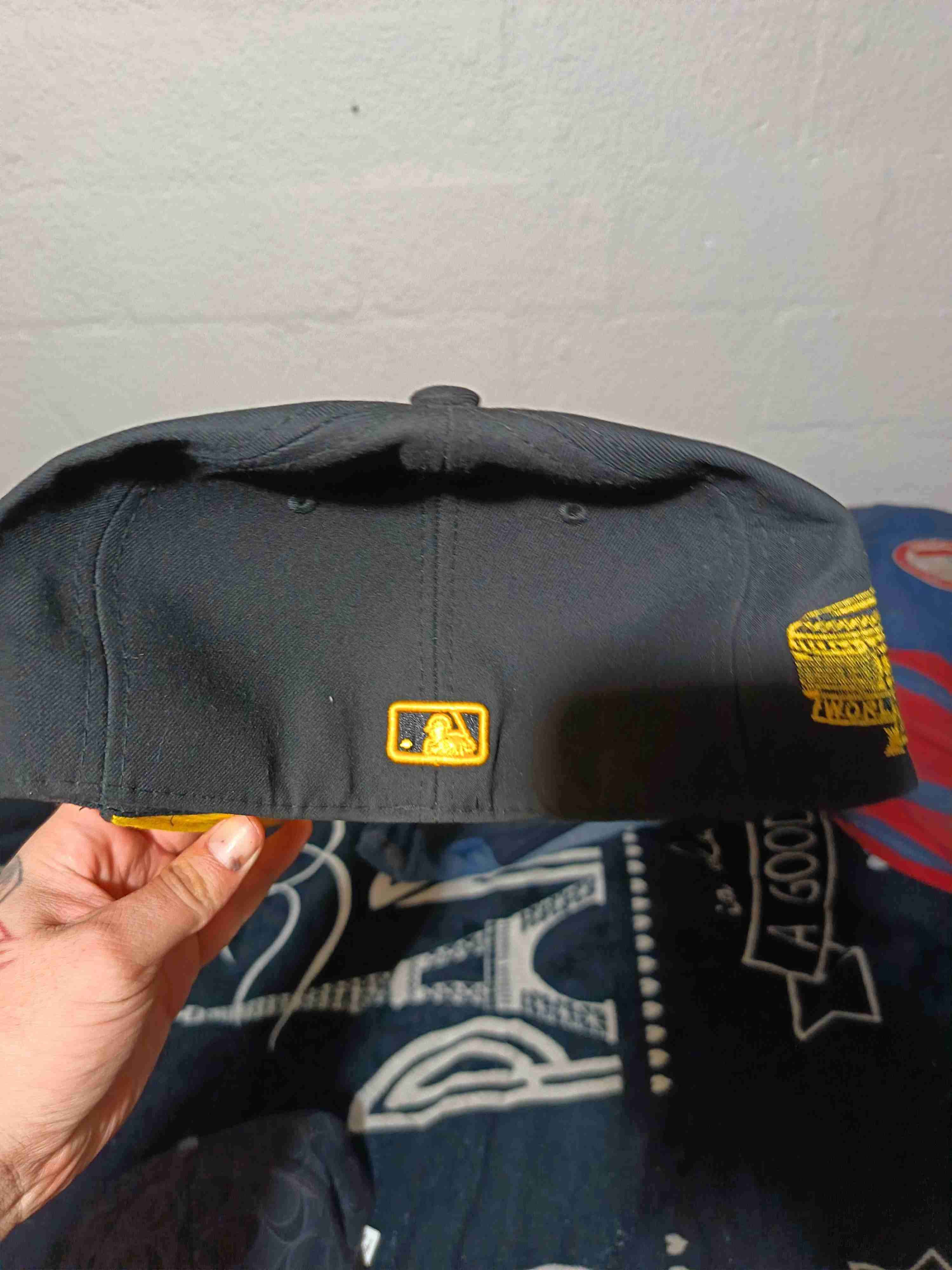 Gorra New Era negra letra P - 2