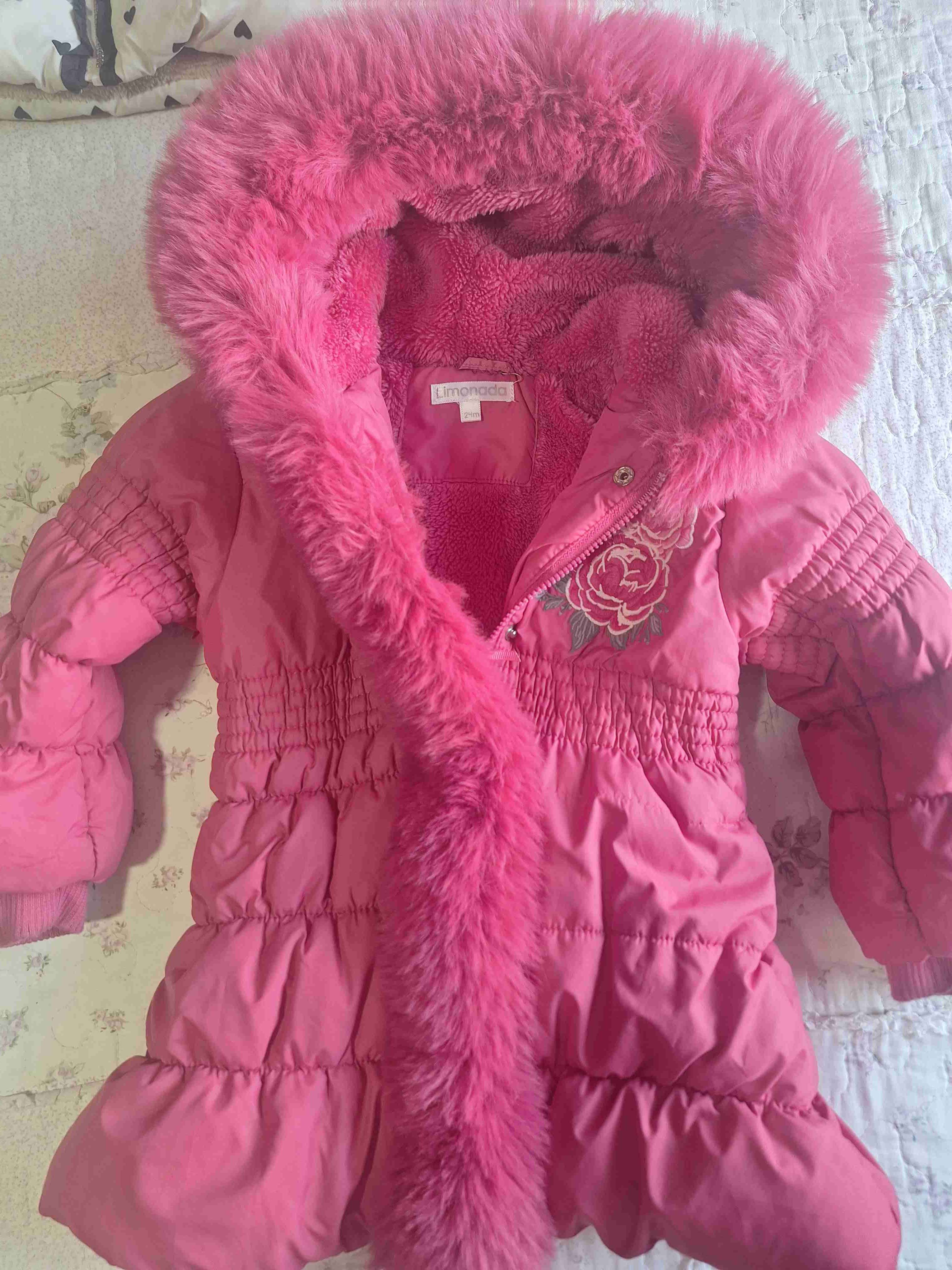 Abrigo de niña rosa con capucha