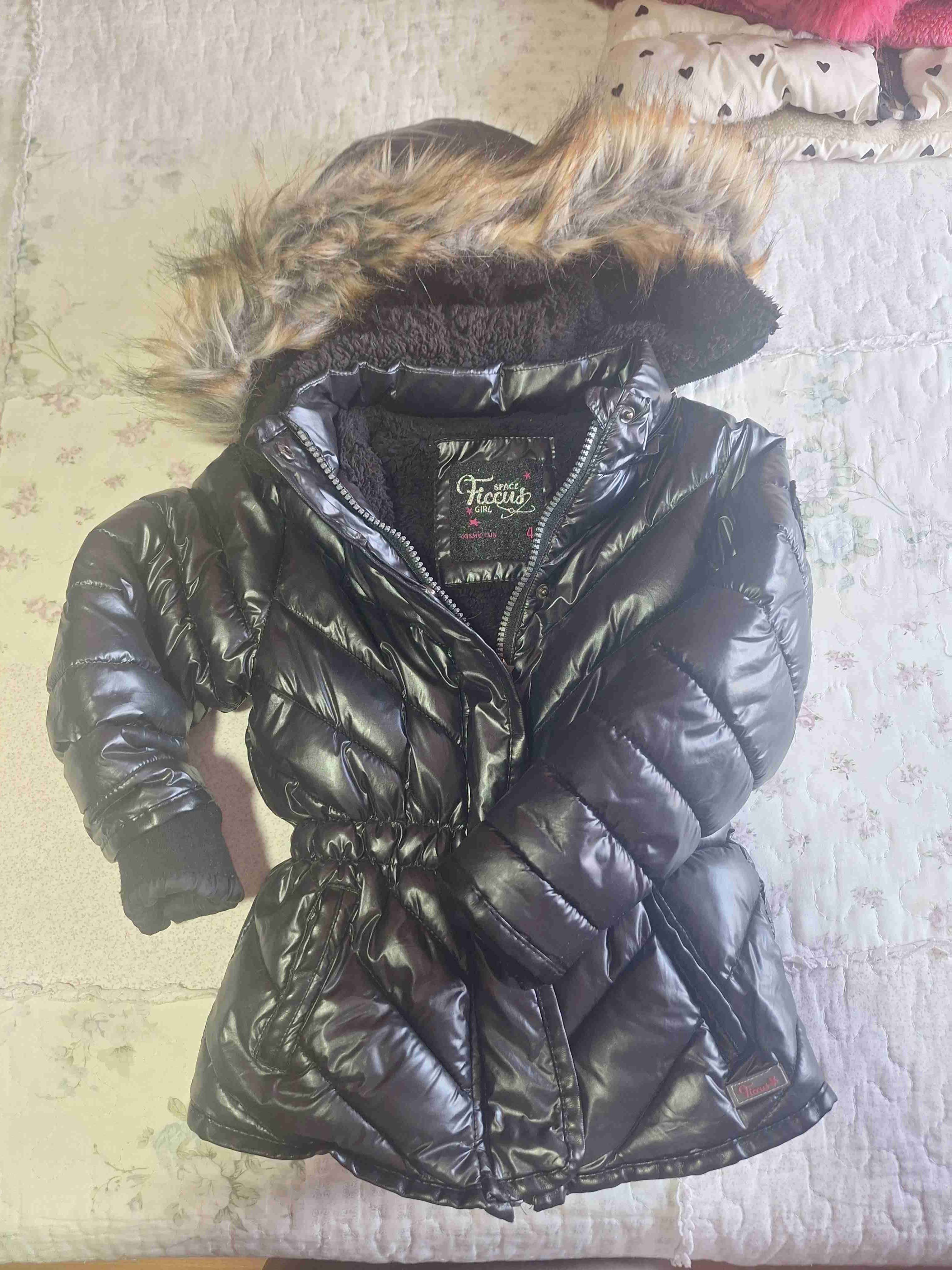Parka negra de niña con capucha
