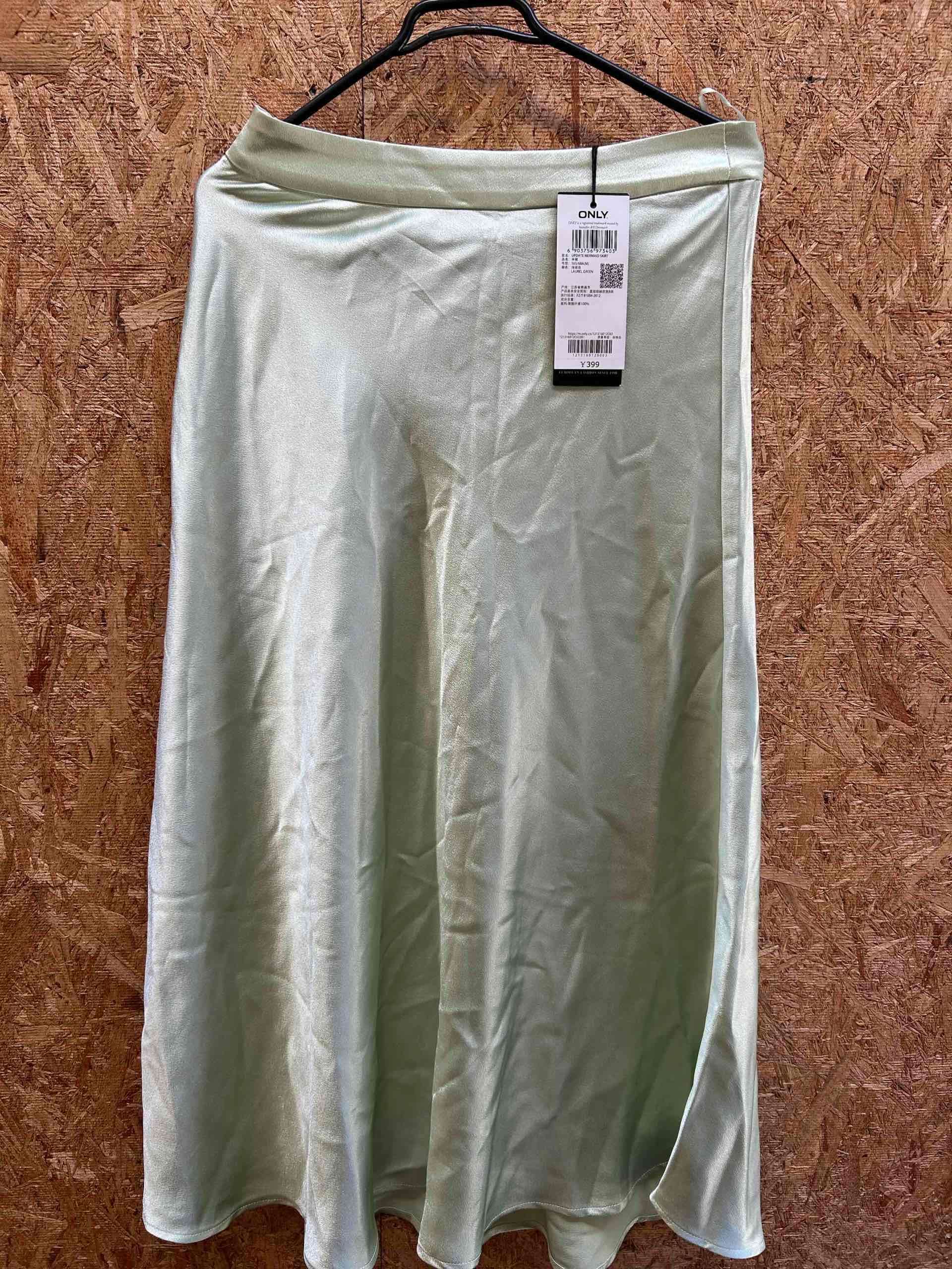 Falda satinada verde menta