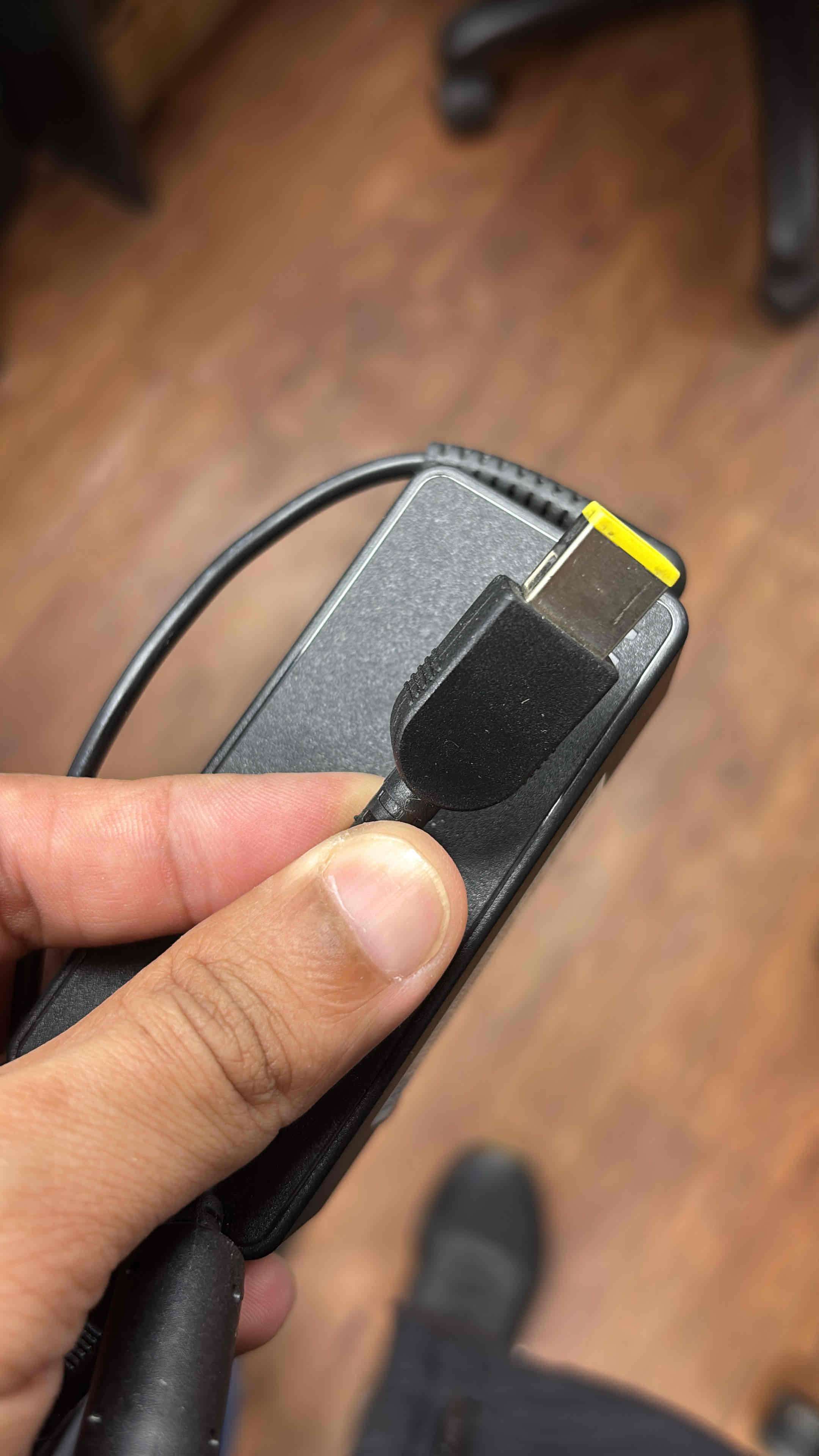 Cargador para laptop negro - miniatura 1