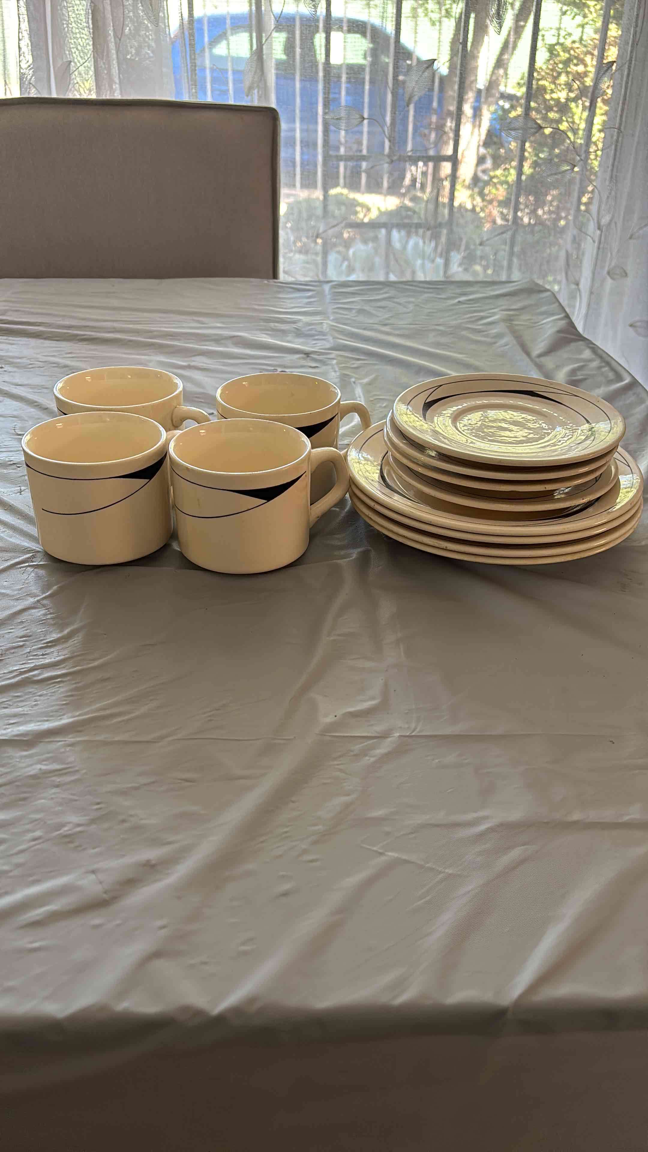 Juego de 4 tazas platos /incluye Platos de pan