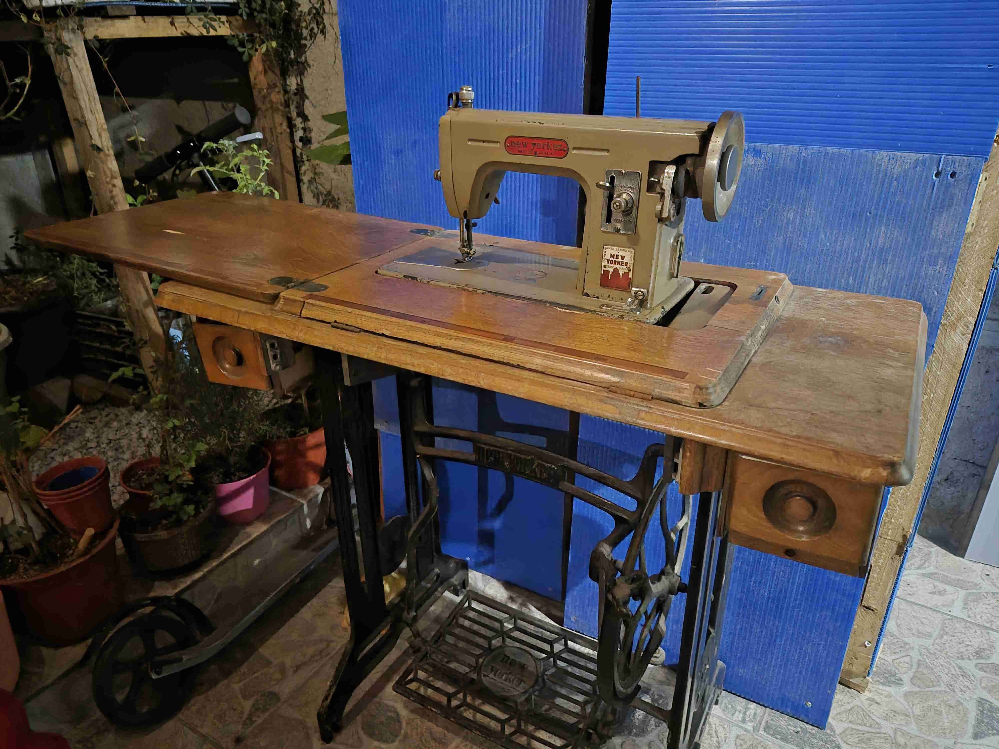 Máquina de coser antigua con mueble - miniatura 2