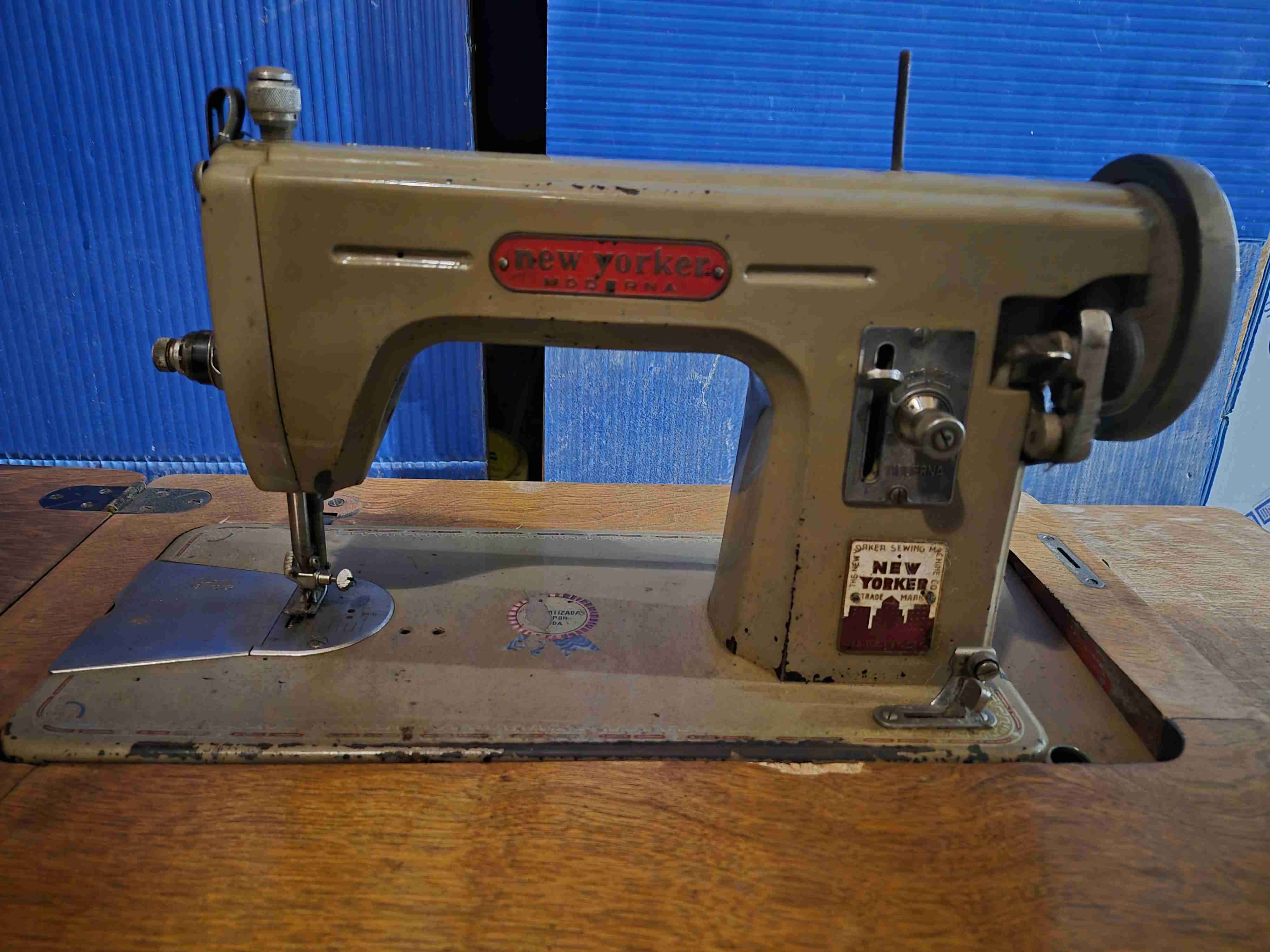 Máquina de coser antigua con mueble - miniatura 3