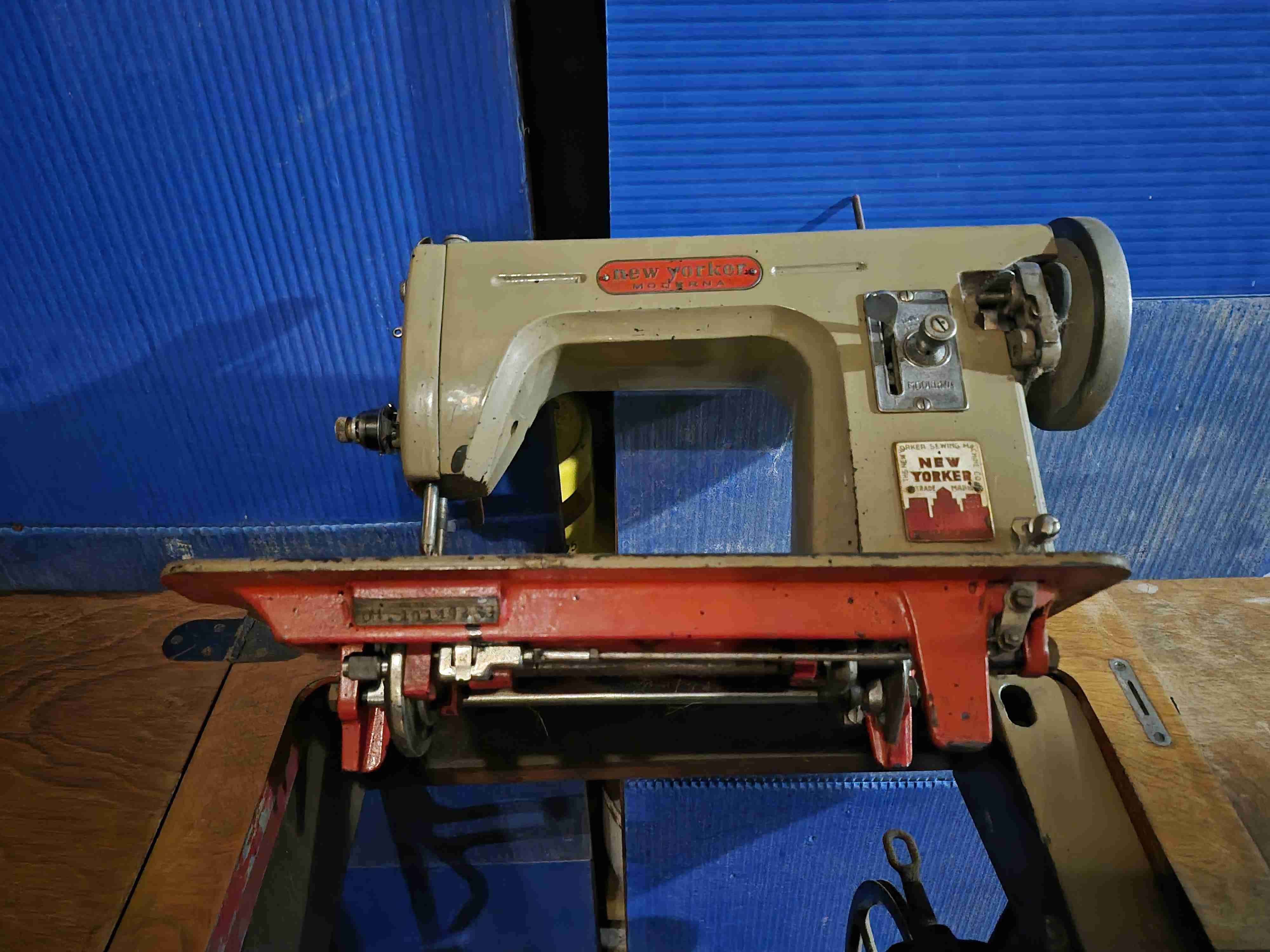 Máquina de coser antigua con mueble - miniatura 4