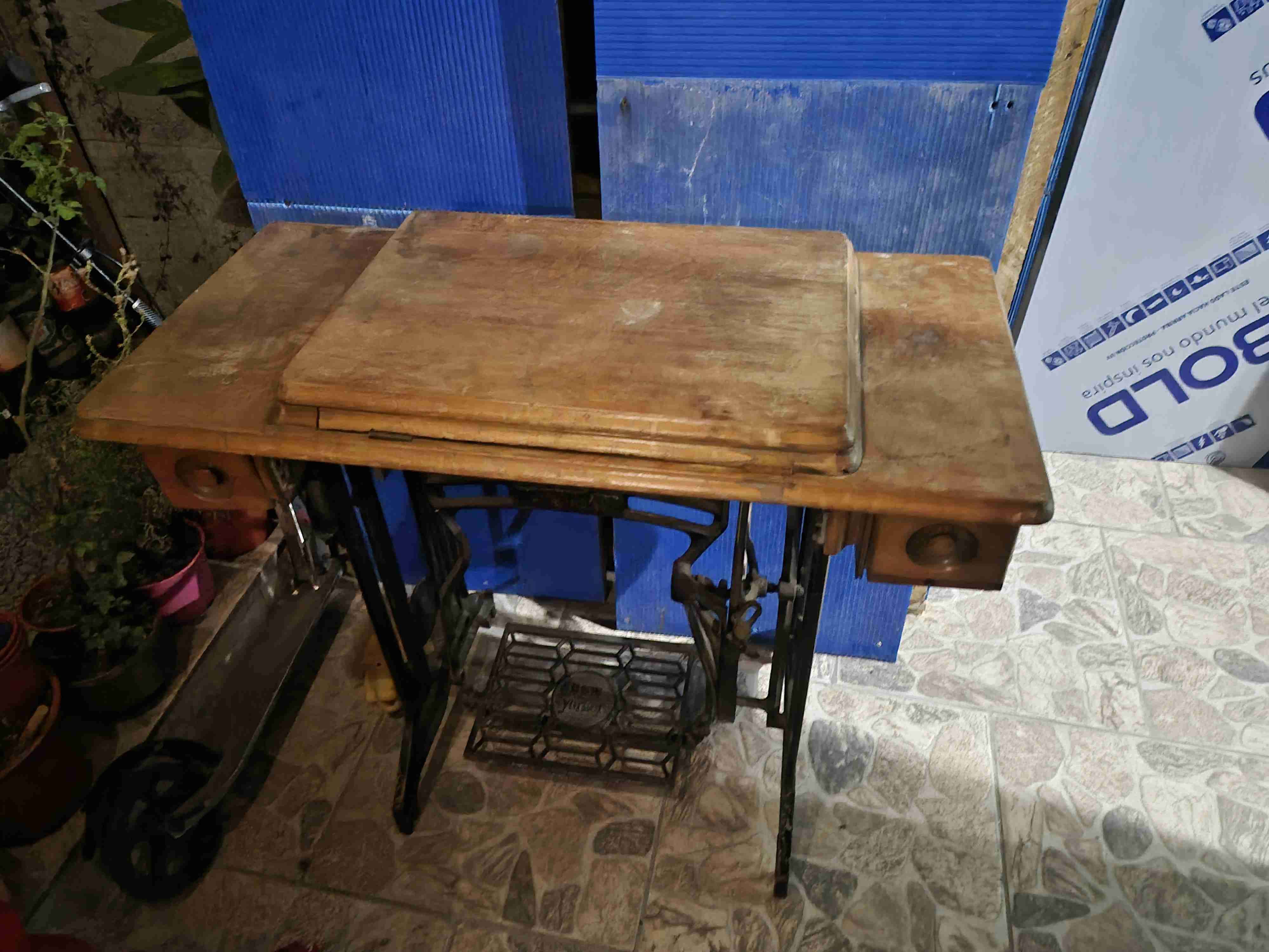 Máquina de coser antigua con mueble - miniatura 5