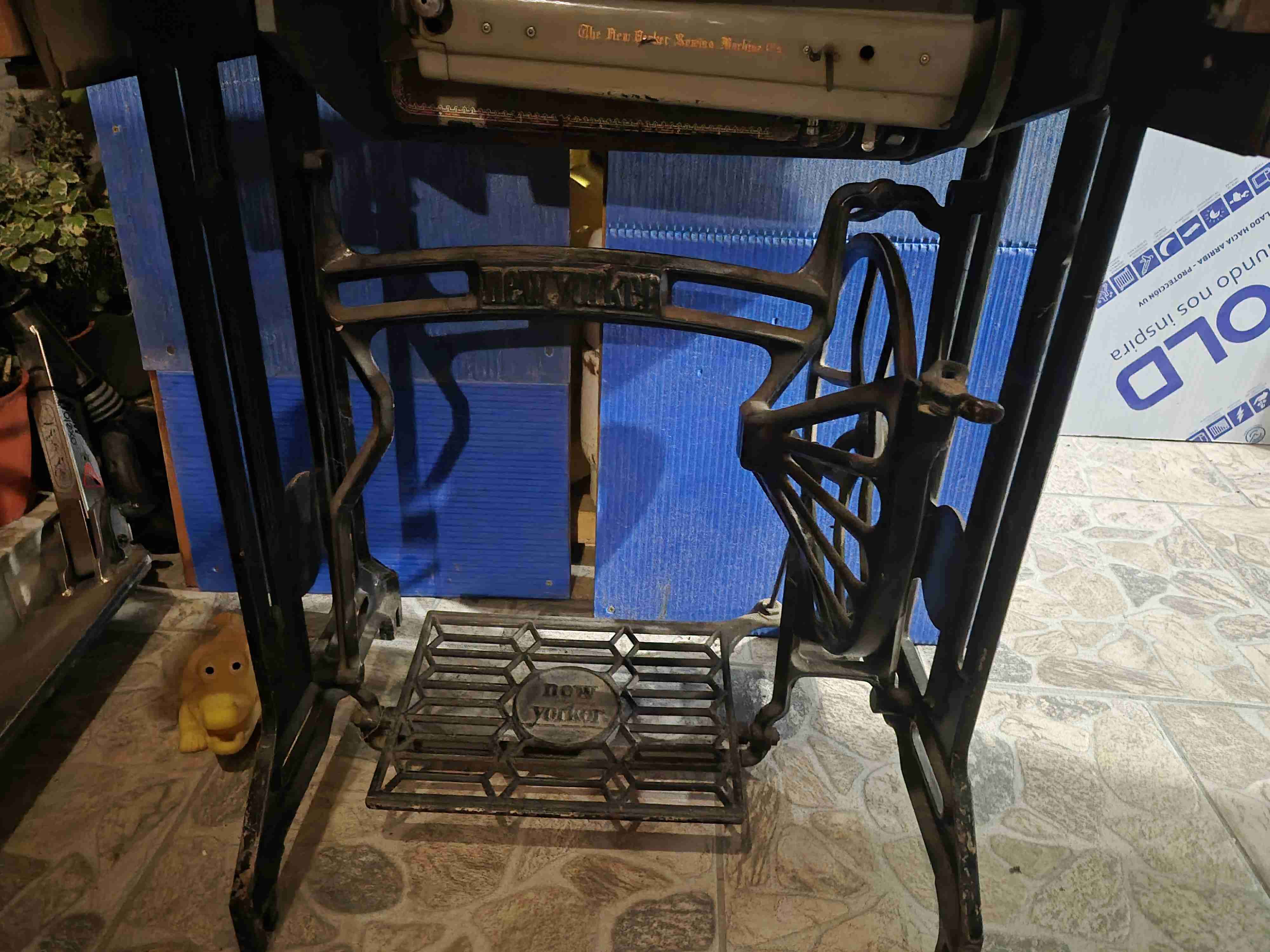 Máquina de coser antigua con mueble - miniatura 6