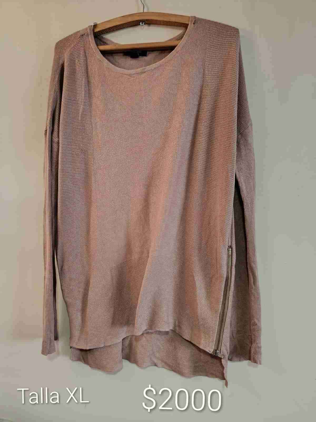 Suéter beige con cierre lateral