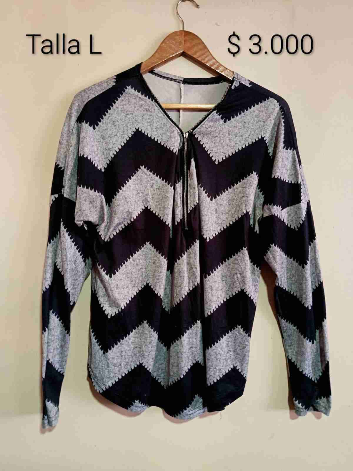 Polera con diseño zigzag