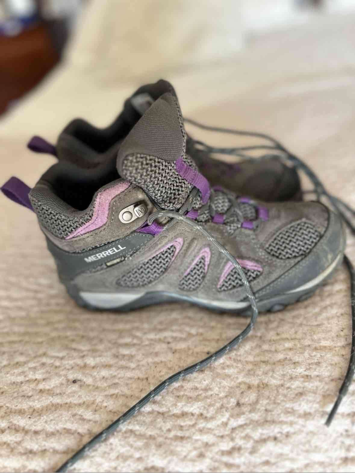 Botas de trekking gris y morado - miniatura 1