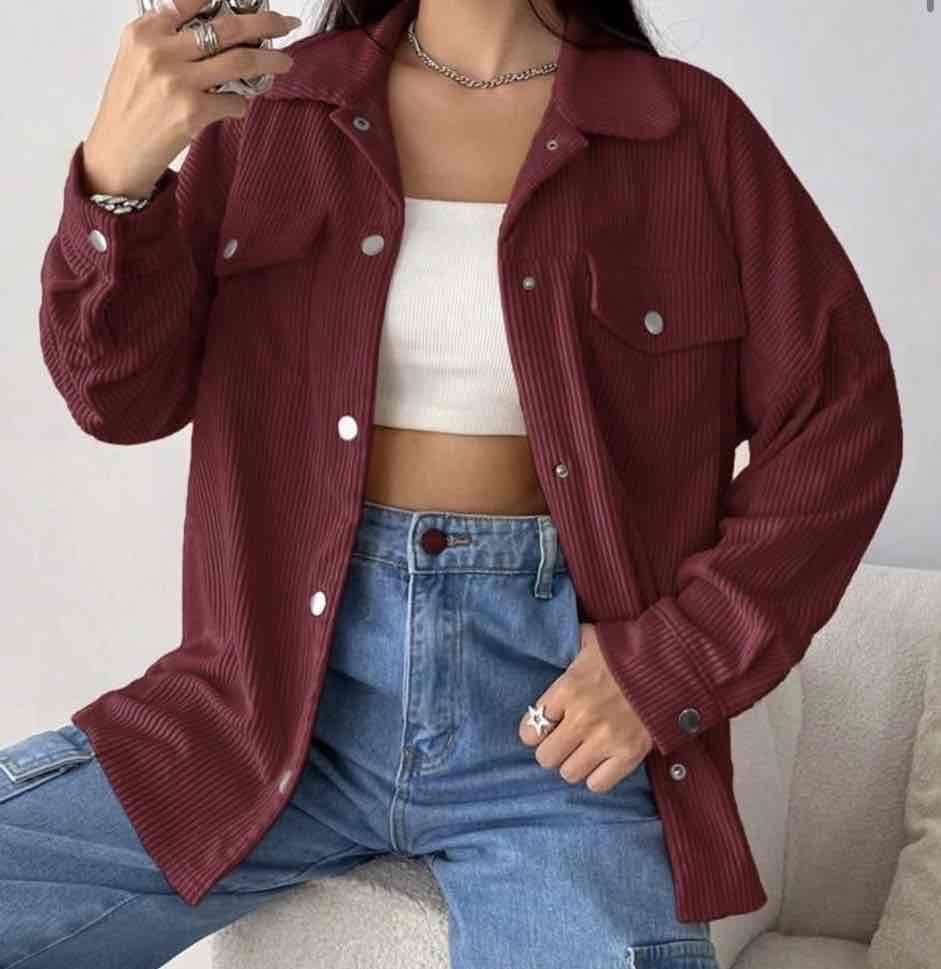 Chaqueta burdeos abotonada