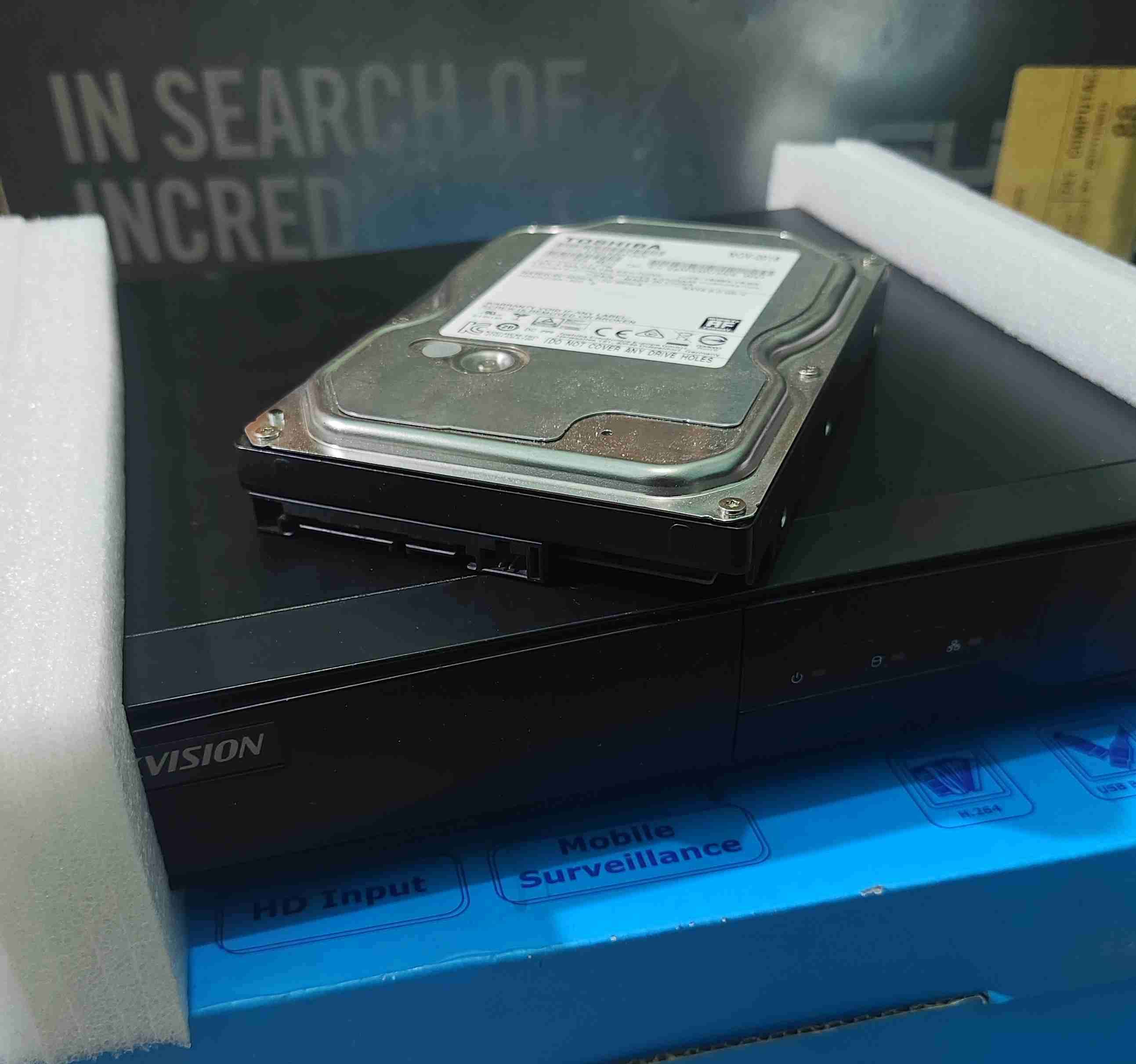 DVR de Hikvision con disco duro 1TB - 1