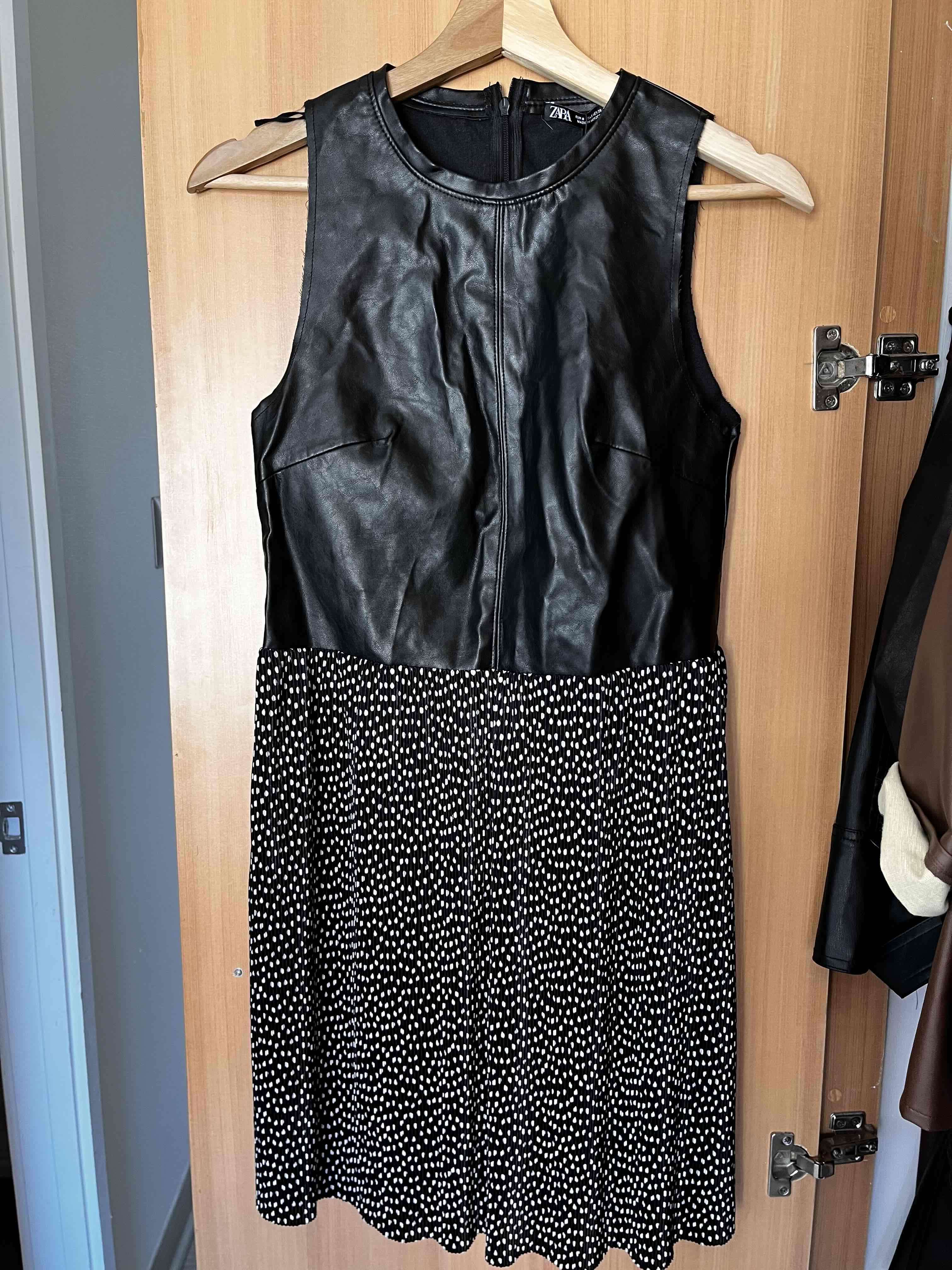 Vestido negro con falda estampada - miniatura 2