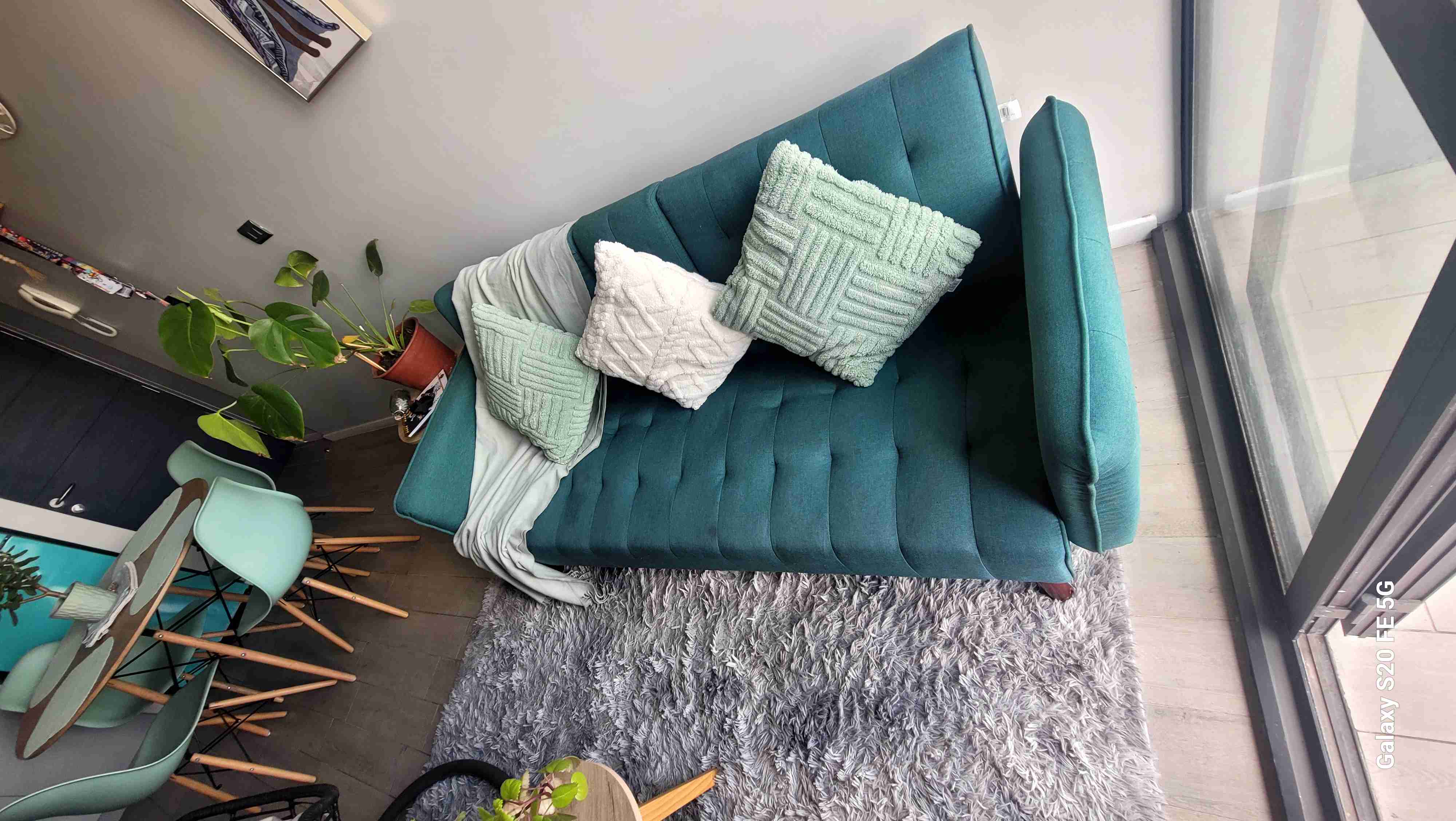 Sofá turquesa con cojines - 1