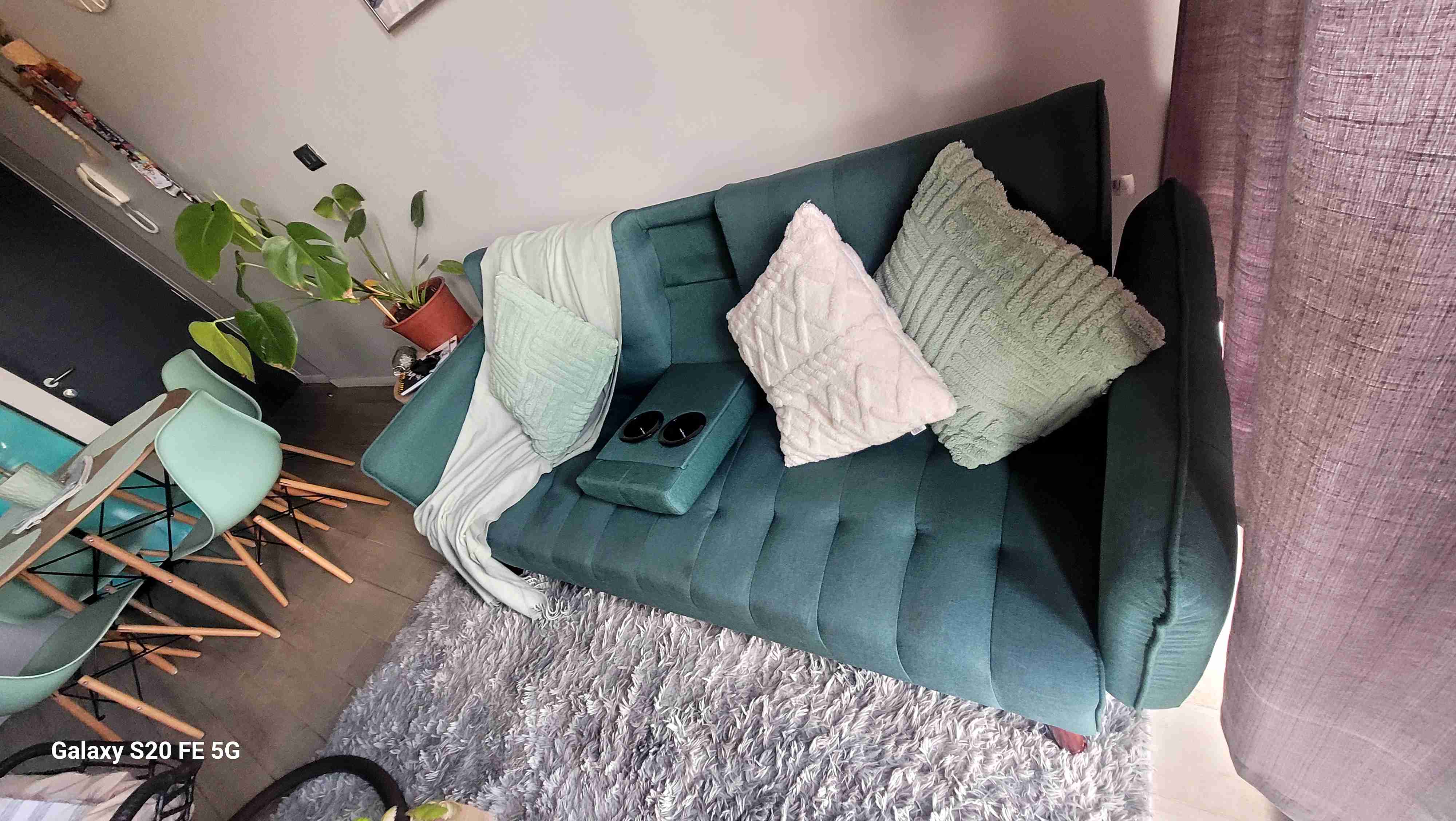 Sofá turquesa con cojines - 2