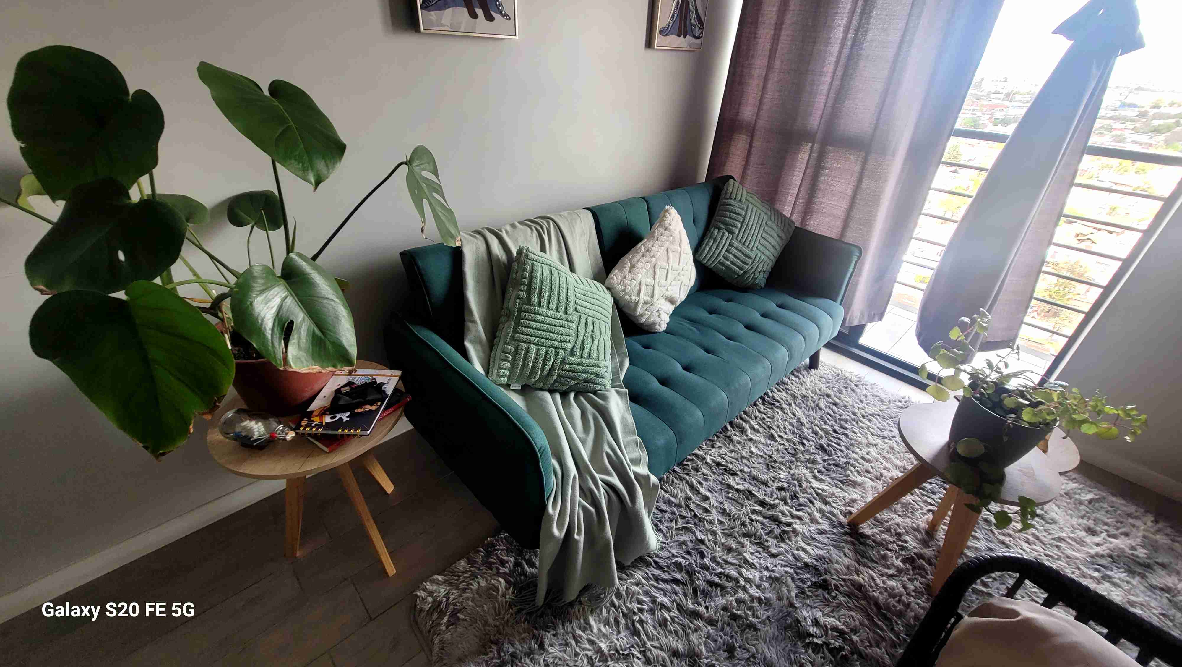 Sofá turquesa con cojines - 3