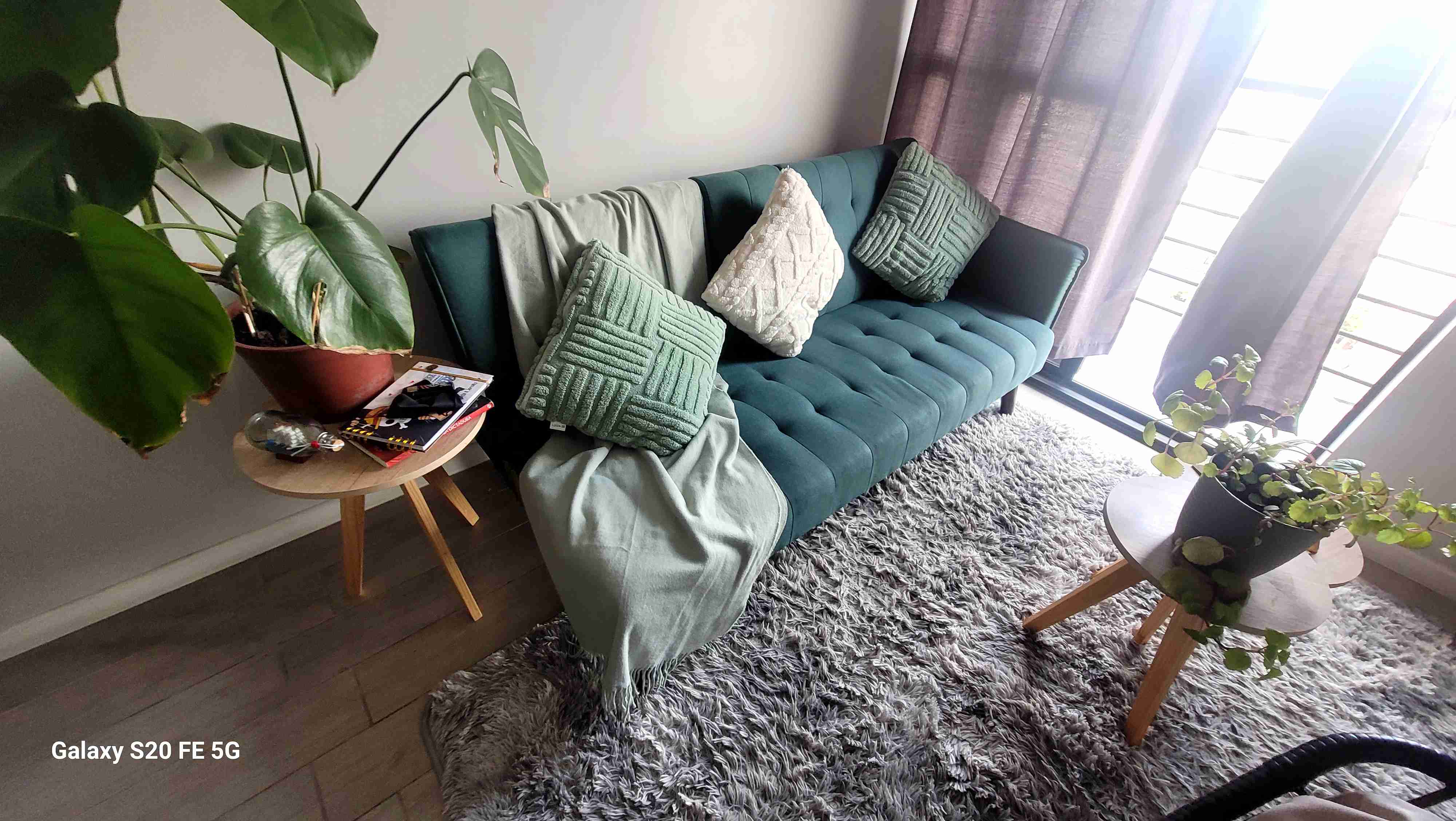 Sofá turquesa con cojines - 4