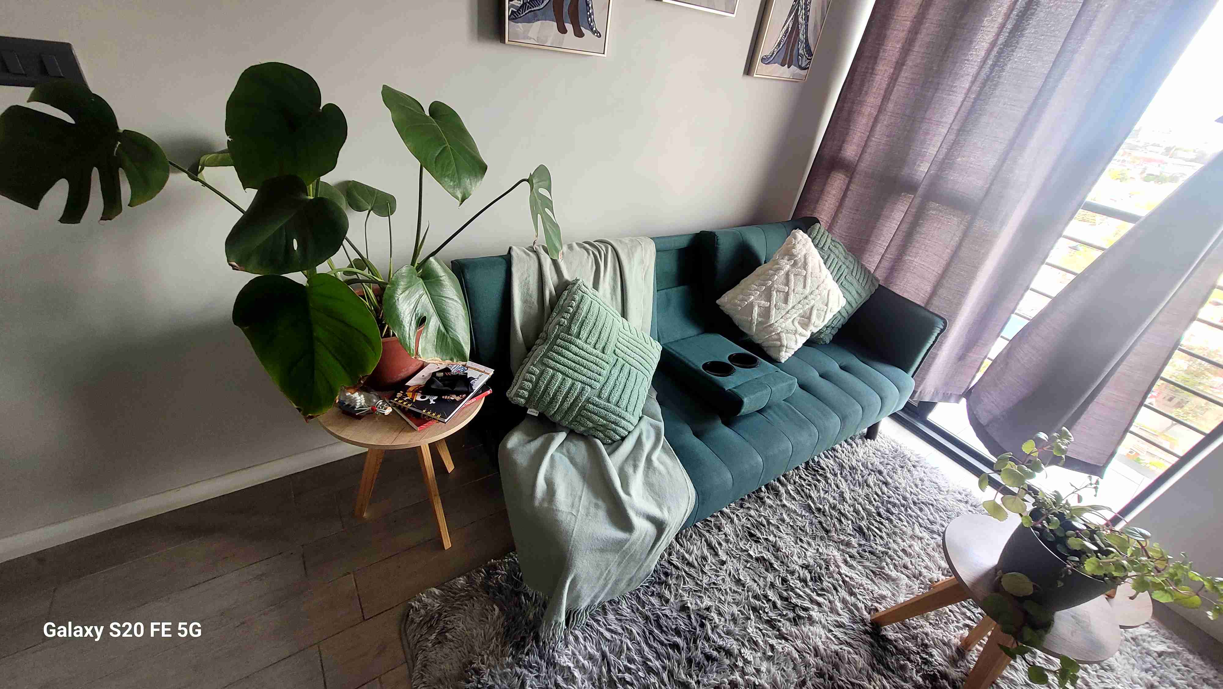 Sofá turquesa con cojines - 5