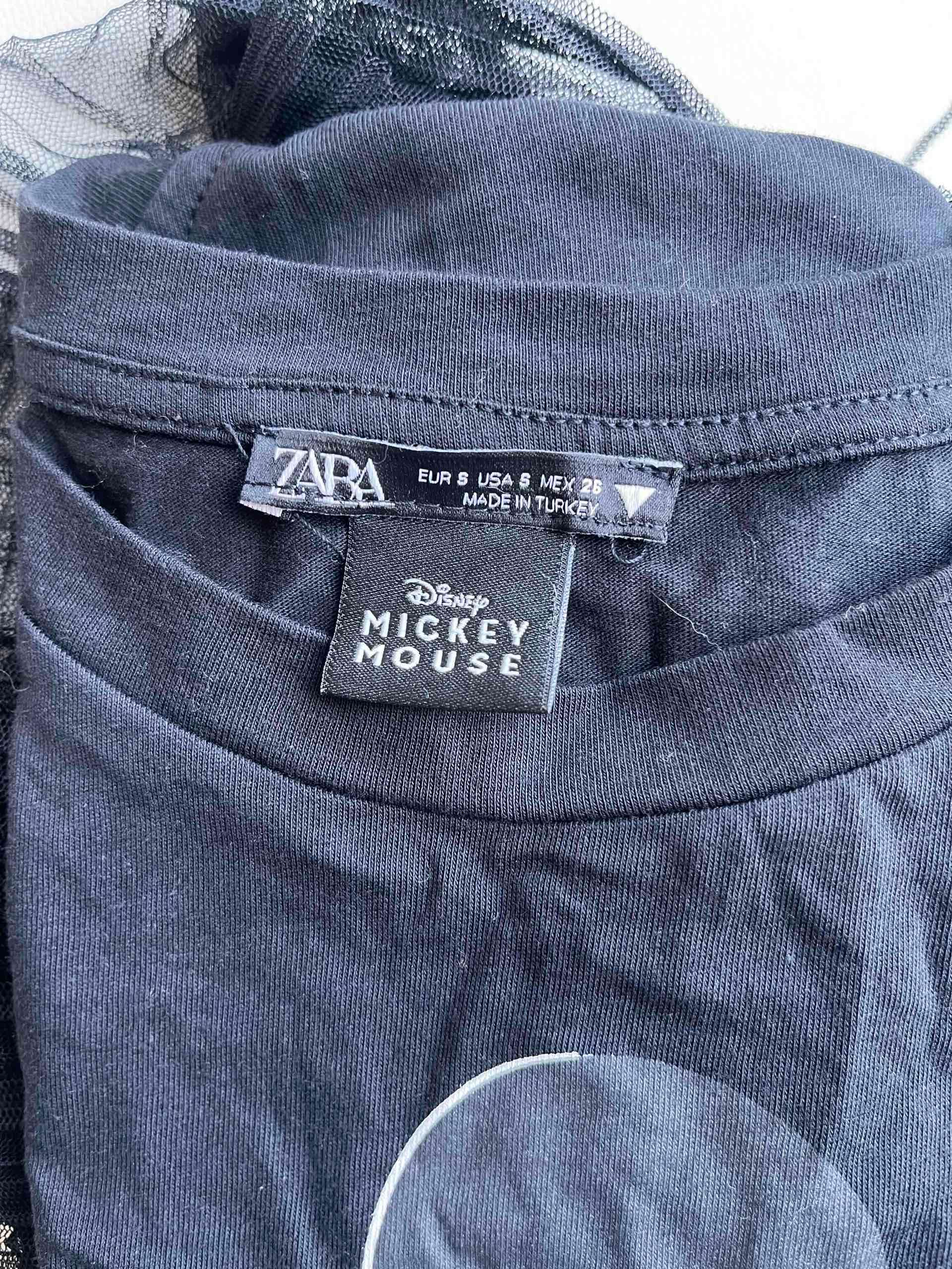 Polera negra con diseño Mickey - 3