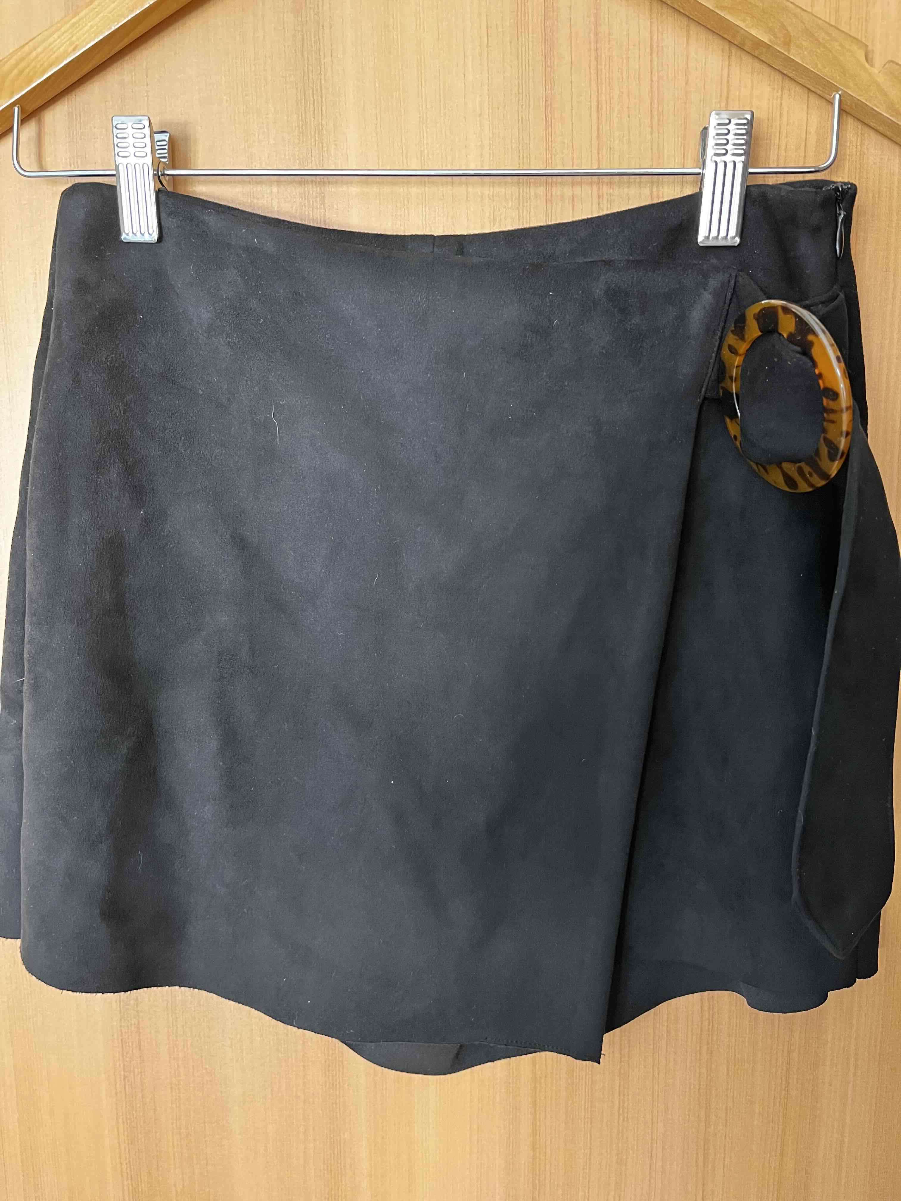 Falda negra con hebilla decorativa estilo gamuza - miniatura 1