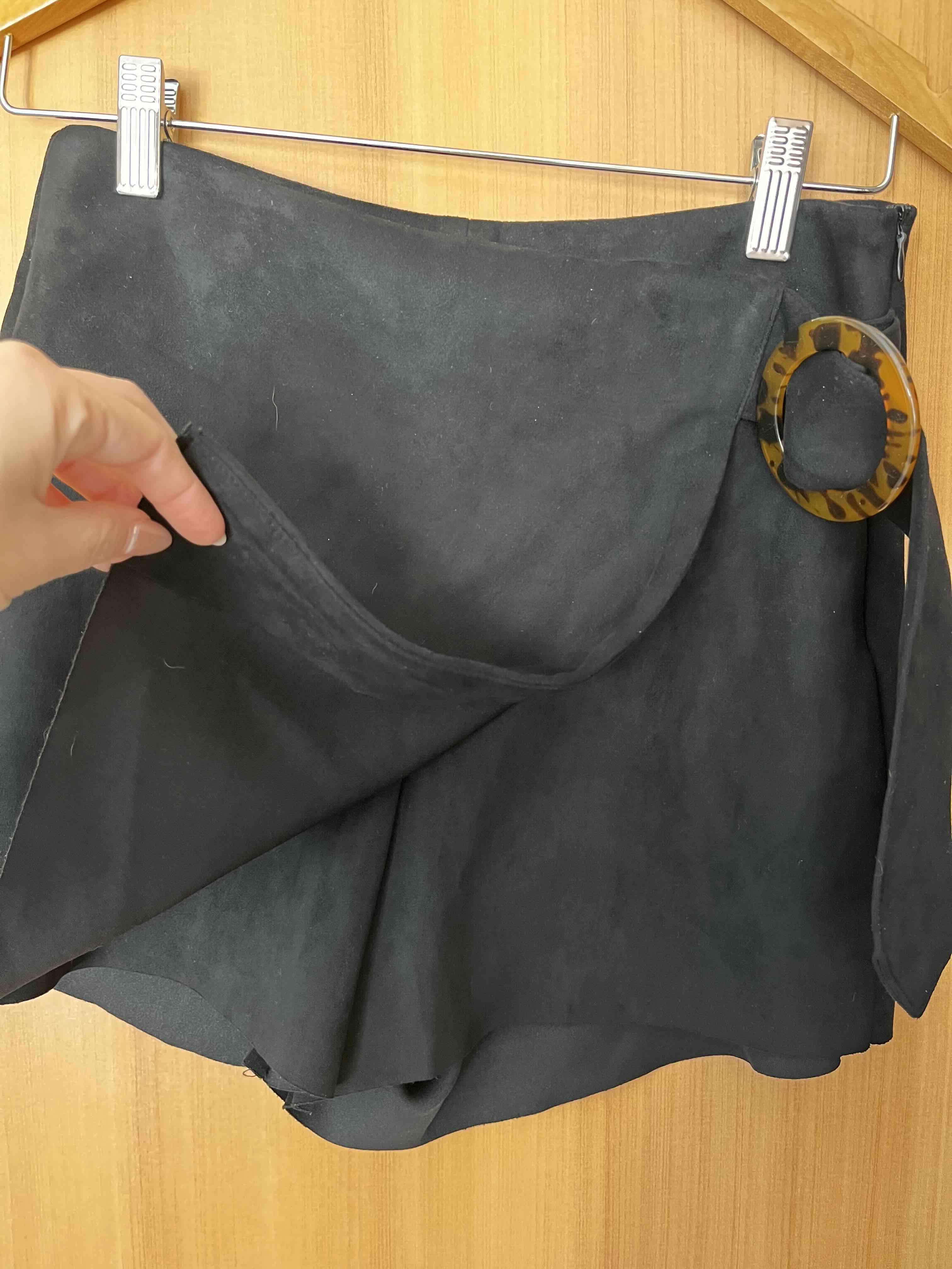 Falda negra con hebilla decorativa estilo gamuza - miniatura 2