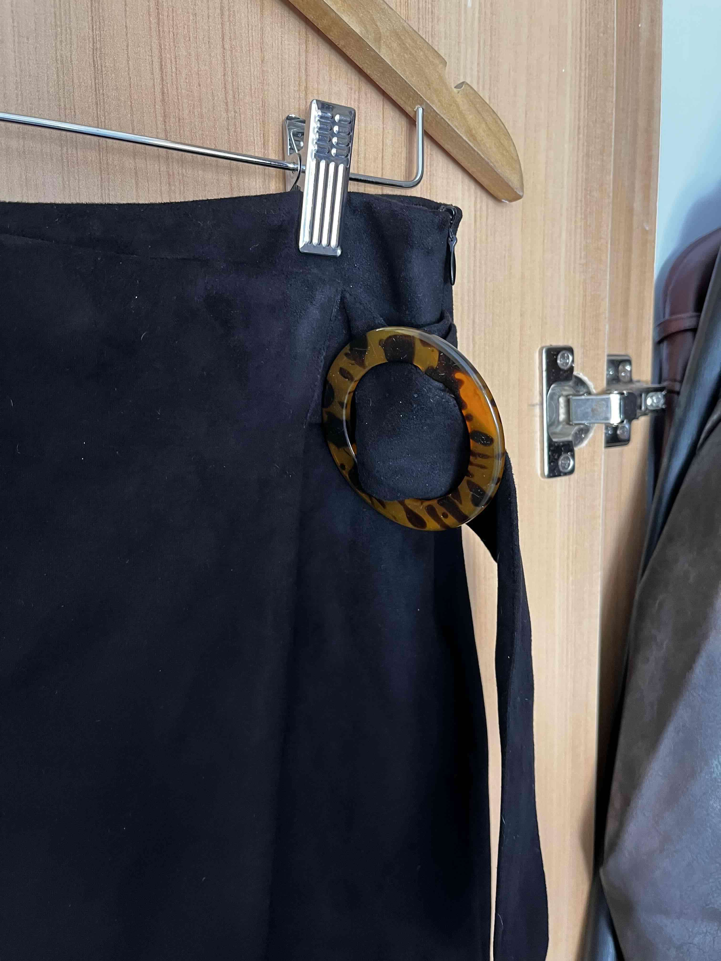 Falda negra con hebilla decorativa estilo gamuza - miniatura 3