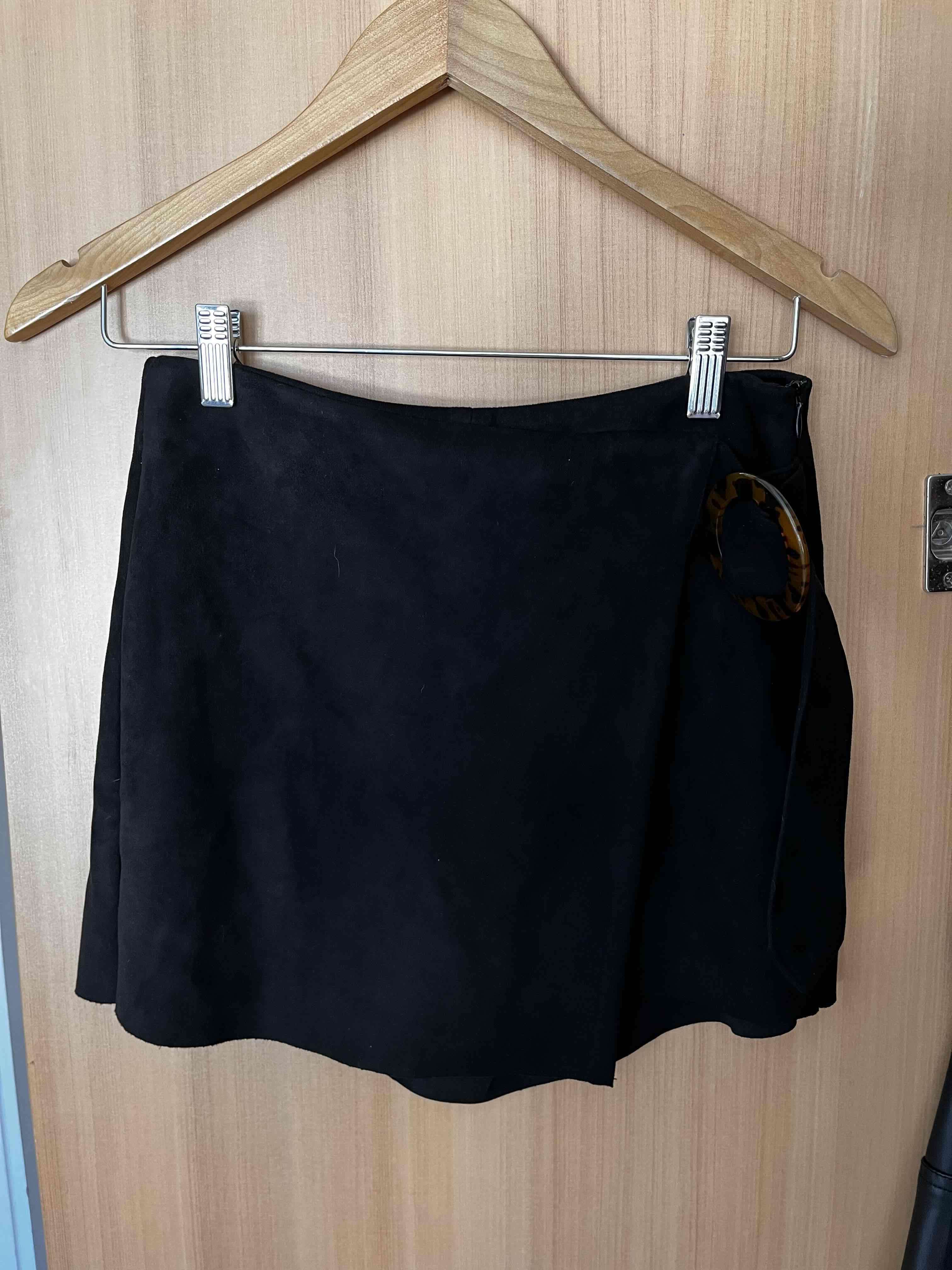 Falda negra con hebilla decorativa estilo gamuza - miniatura 4