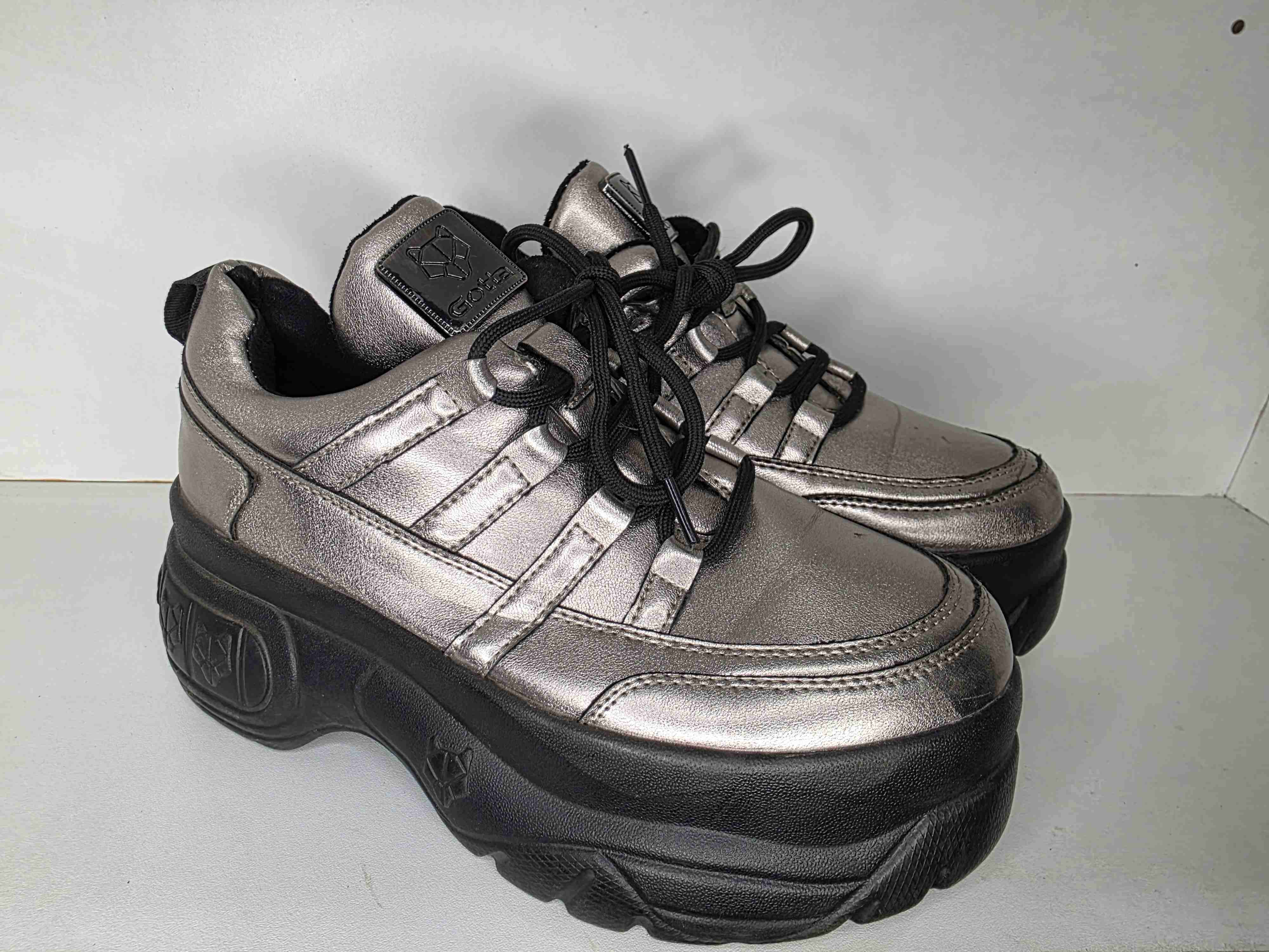 Zapatillas plateadas modernas - miniatura 1