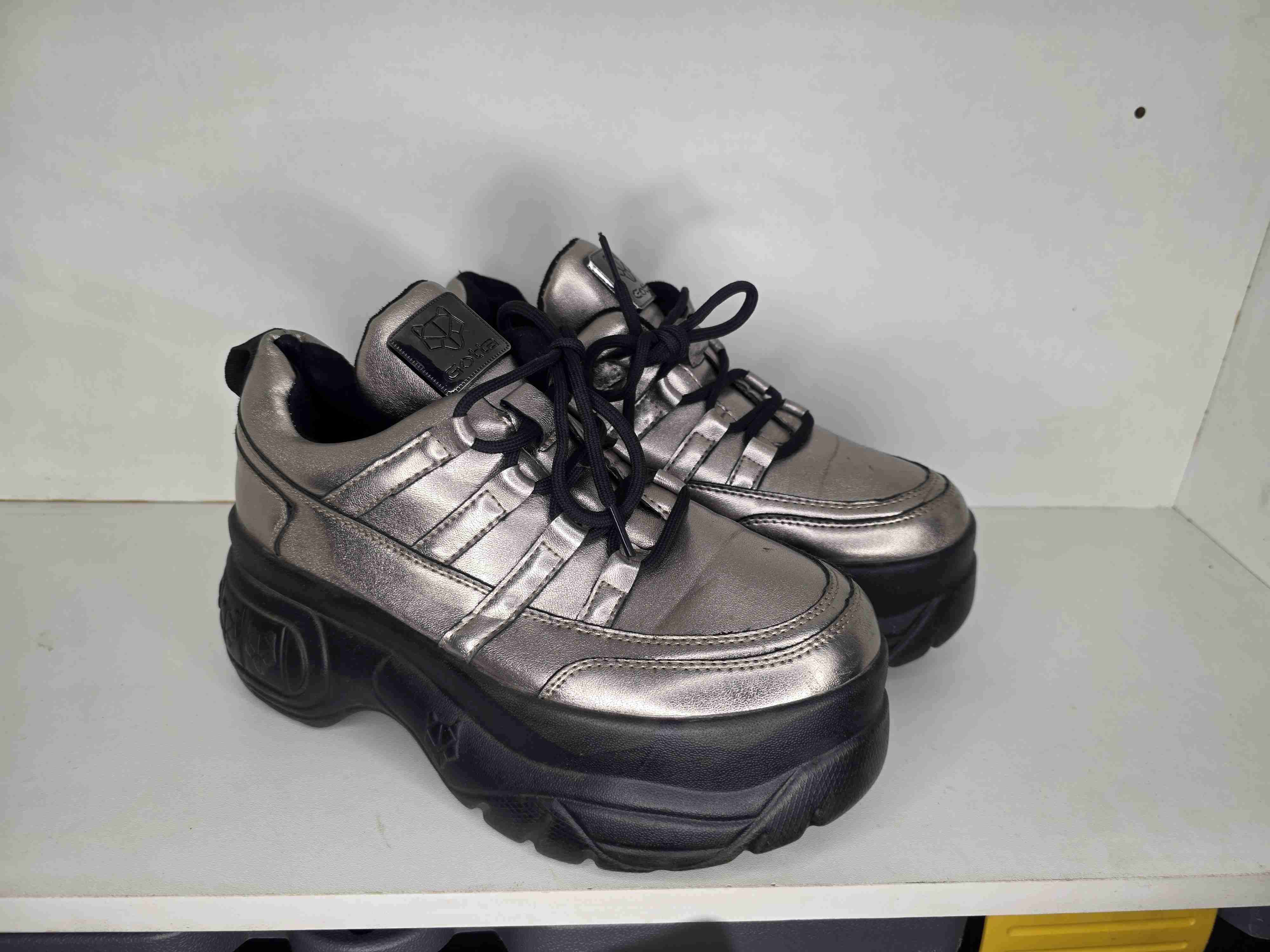 Zapatillas plateadas modernas - miniatura 3