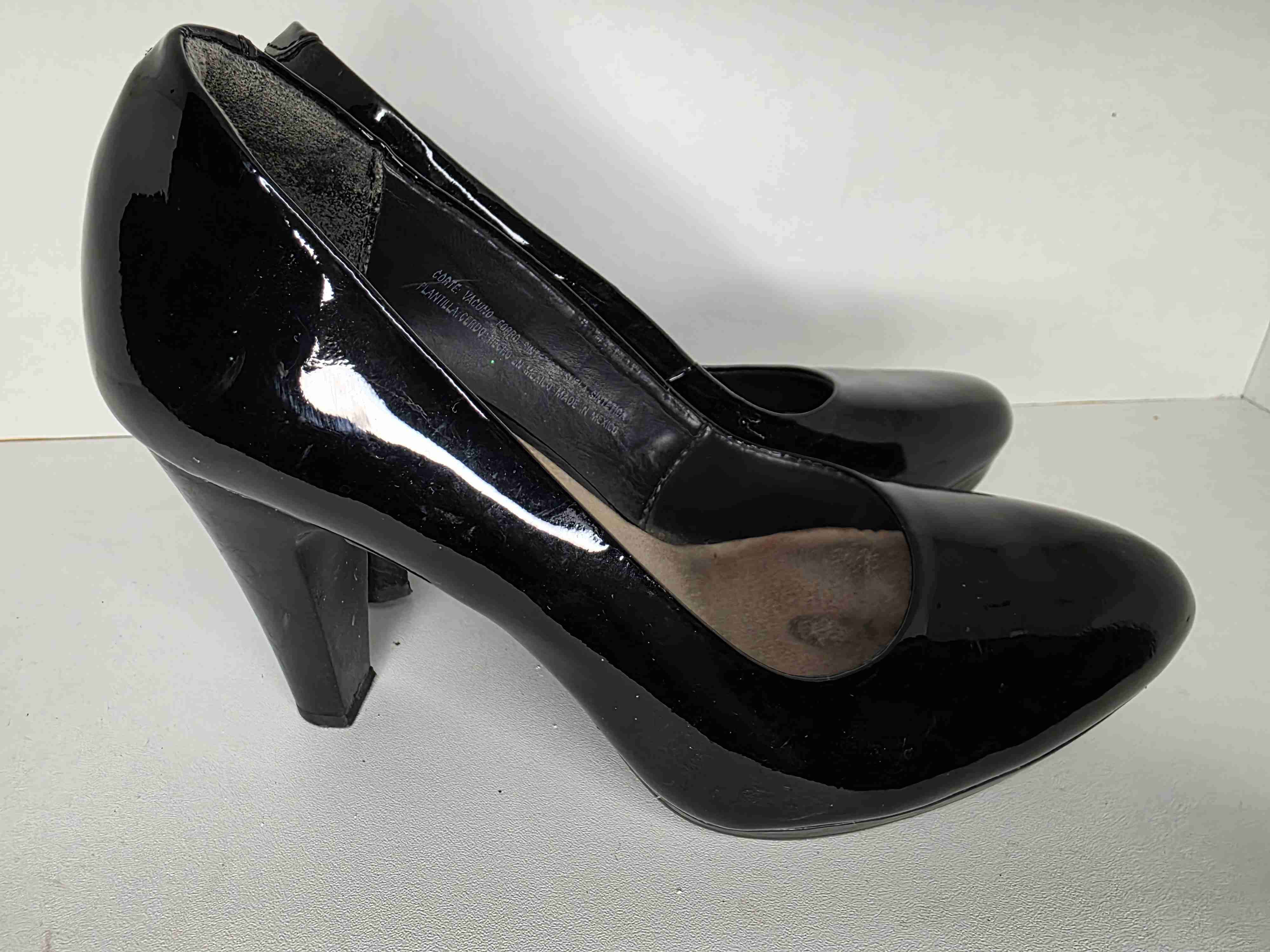 Zapatos de tacón negros brillantes - miniatura 1