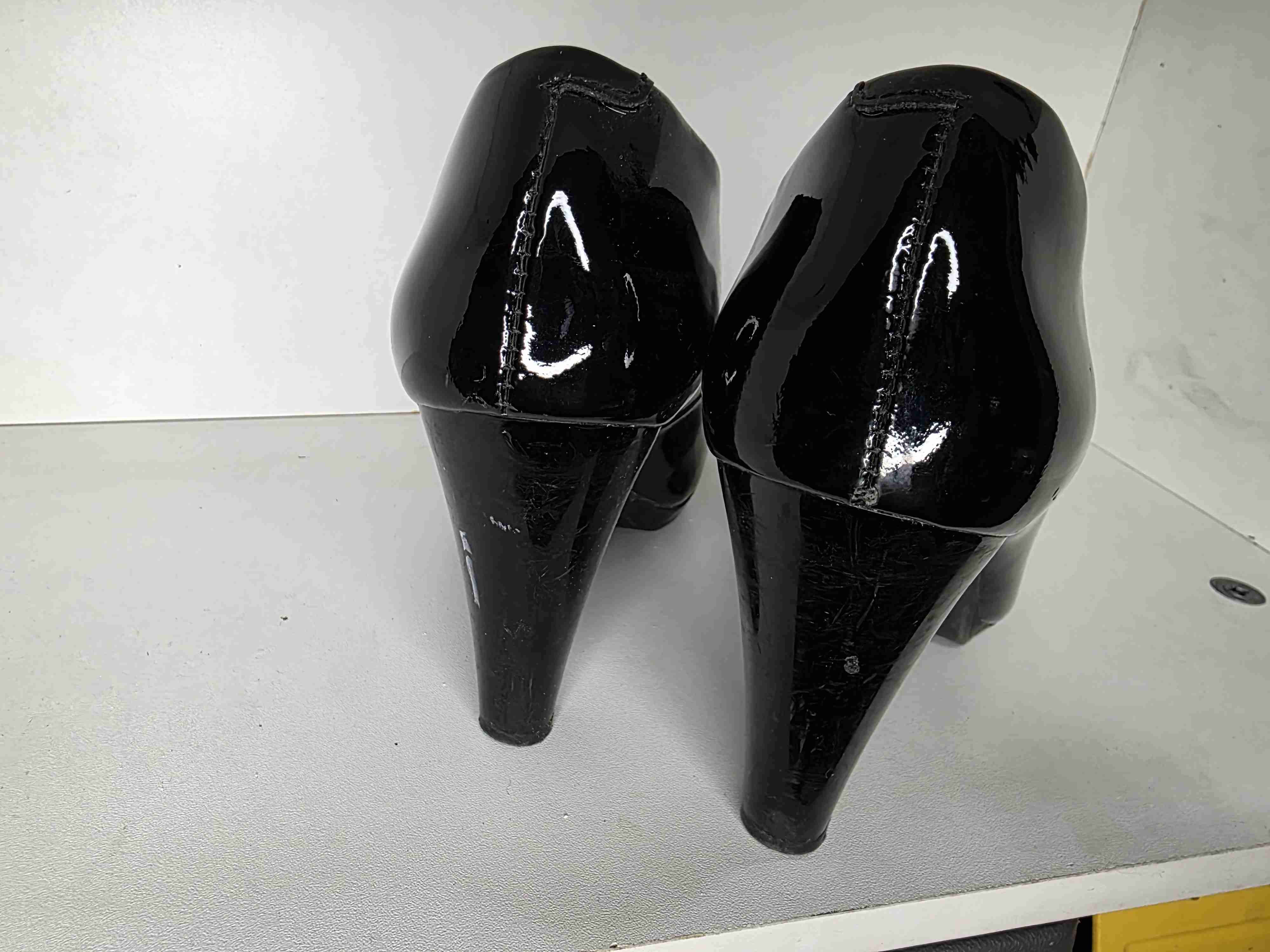 Zapatos de tacón negros brillantes - miniatura 2