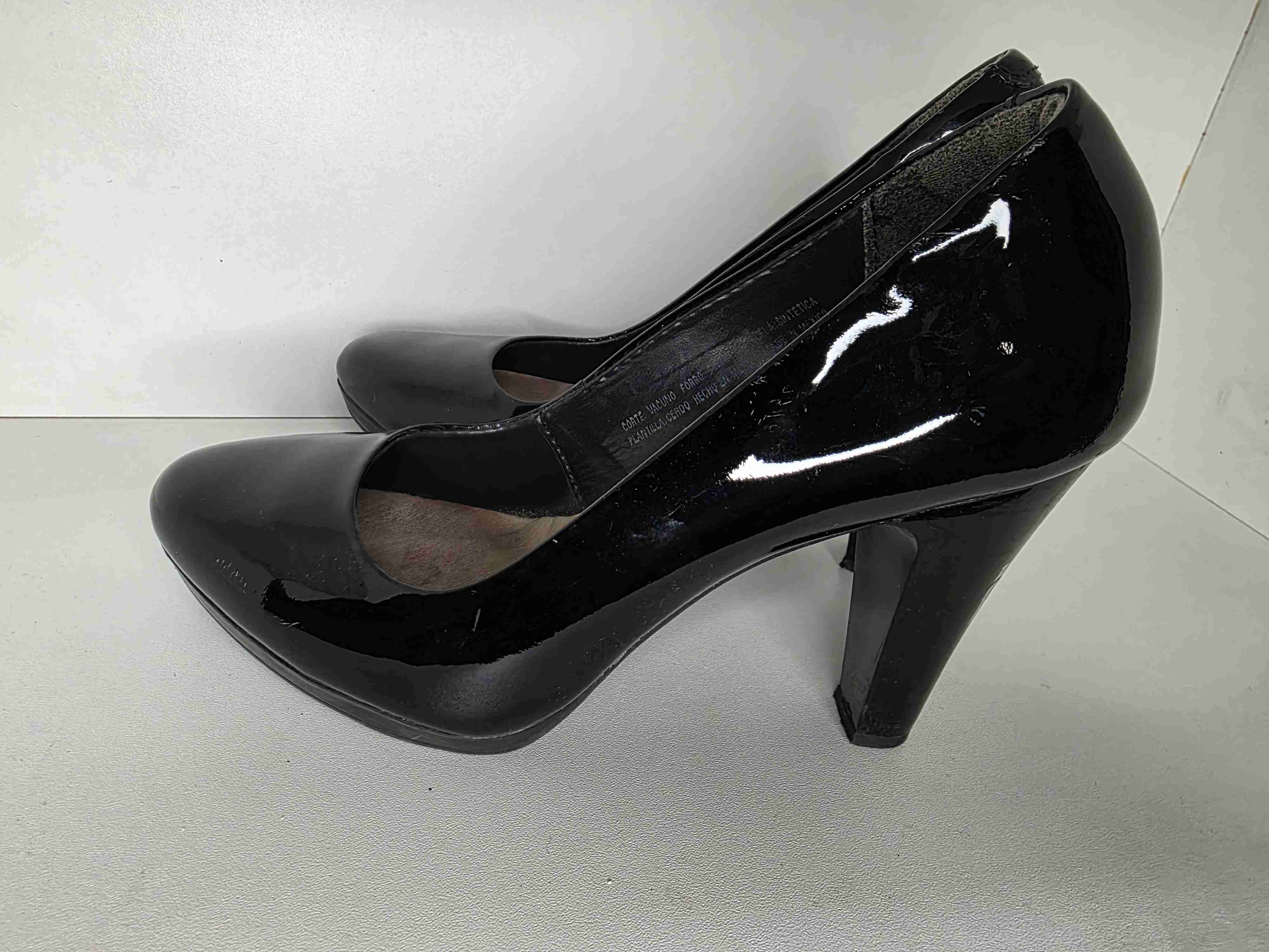 Zapatos de tacón negros brillantes - miniatura 3