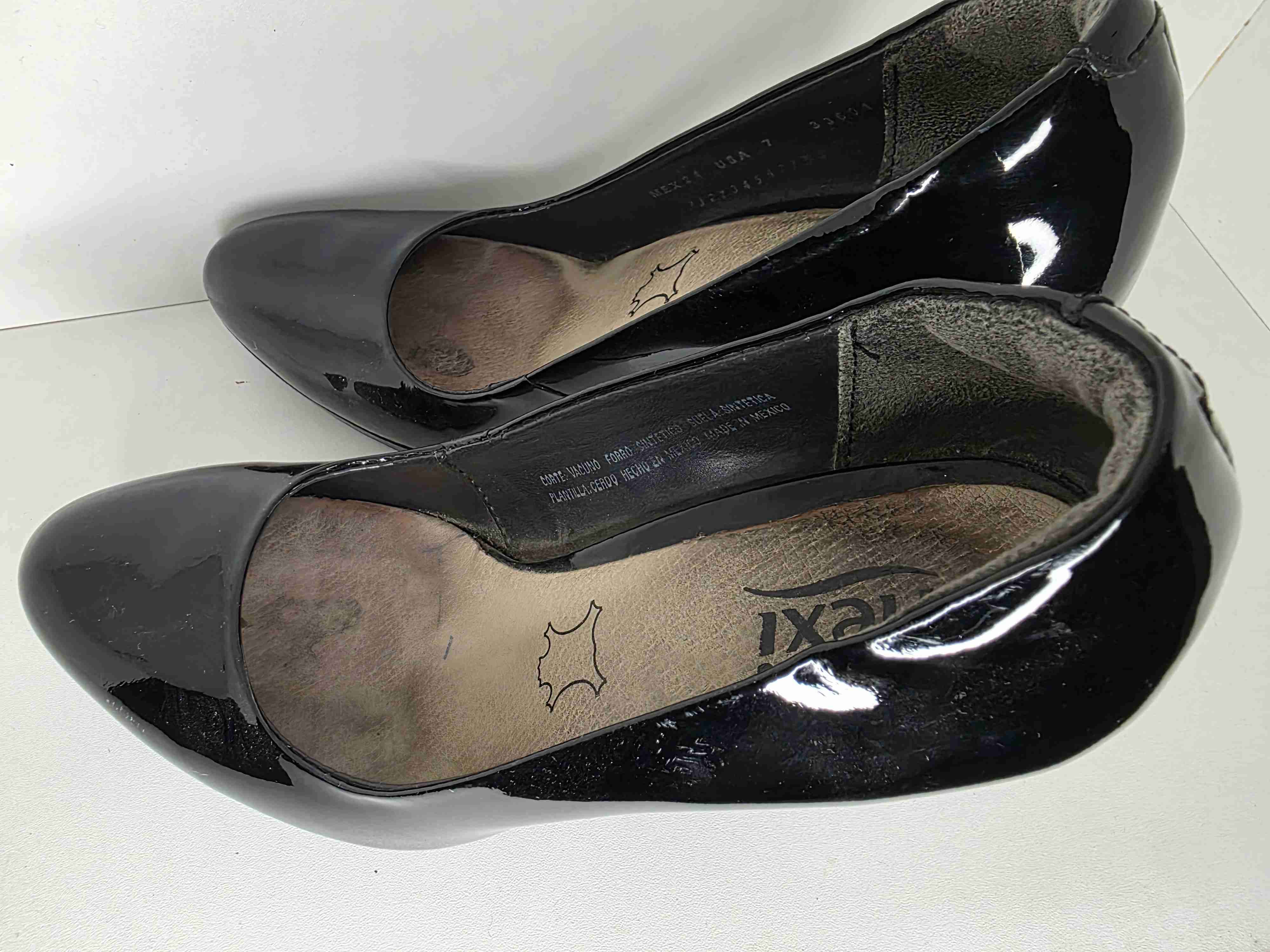 Zapatos de tacón negros brillantes - miniatura 4