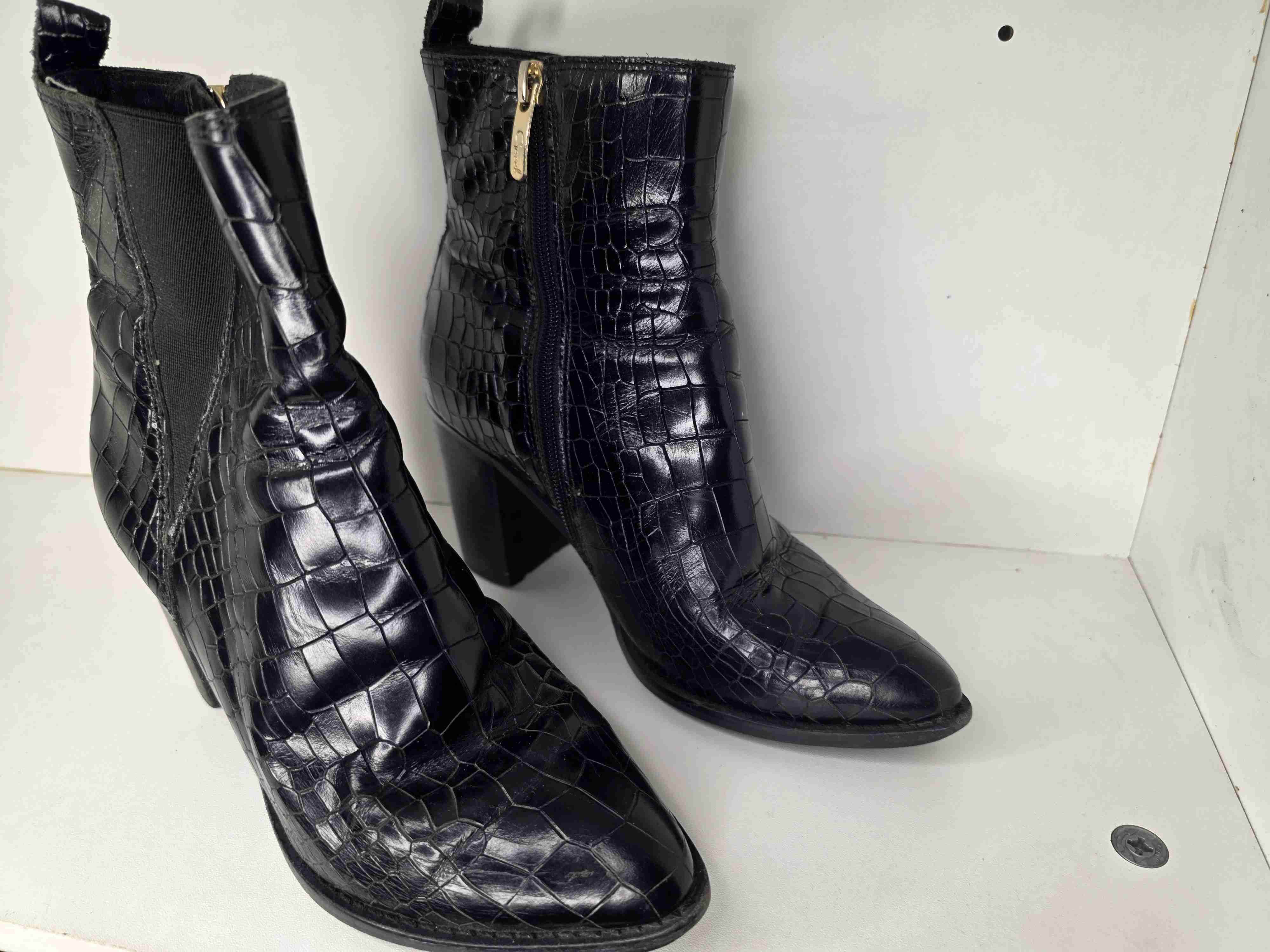 Botines de cuero negro texturizado - miniatura 2